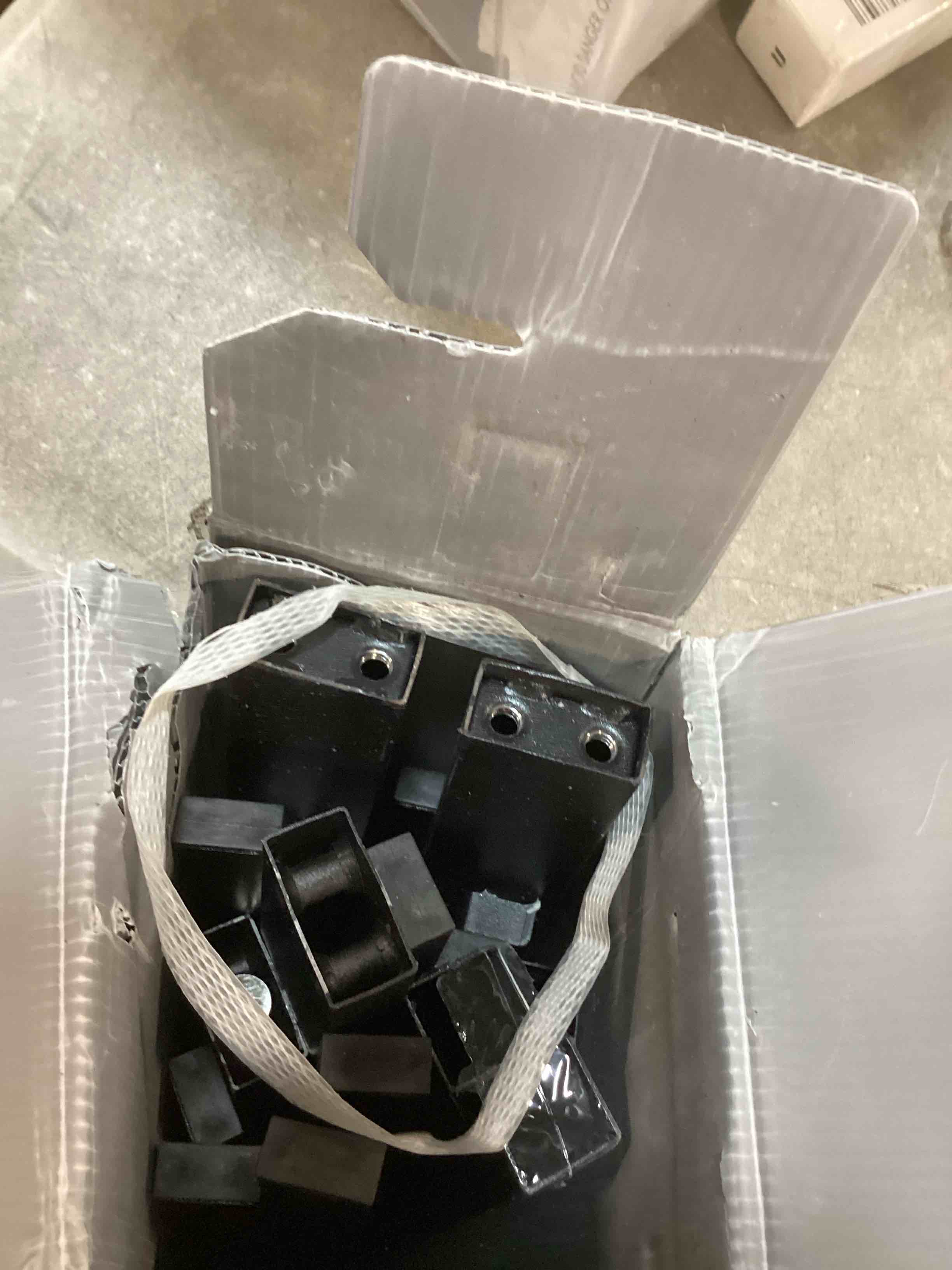 https://s3.amazonaws.com/lotting-images-prod/bidfta/BRN1580028_1733763682621.jpeg