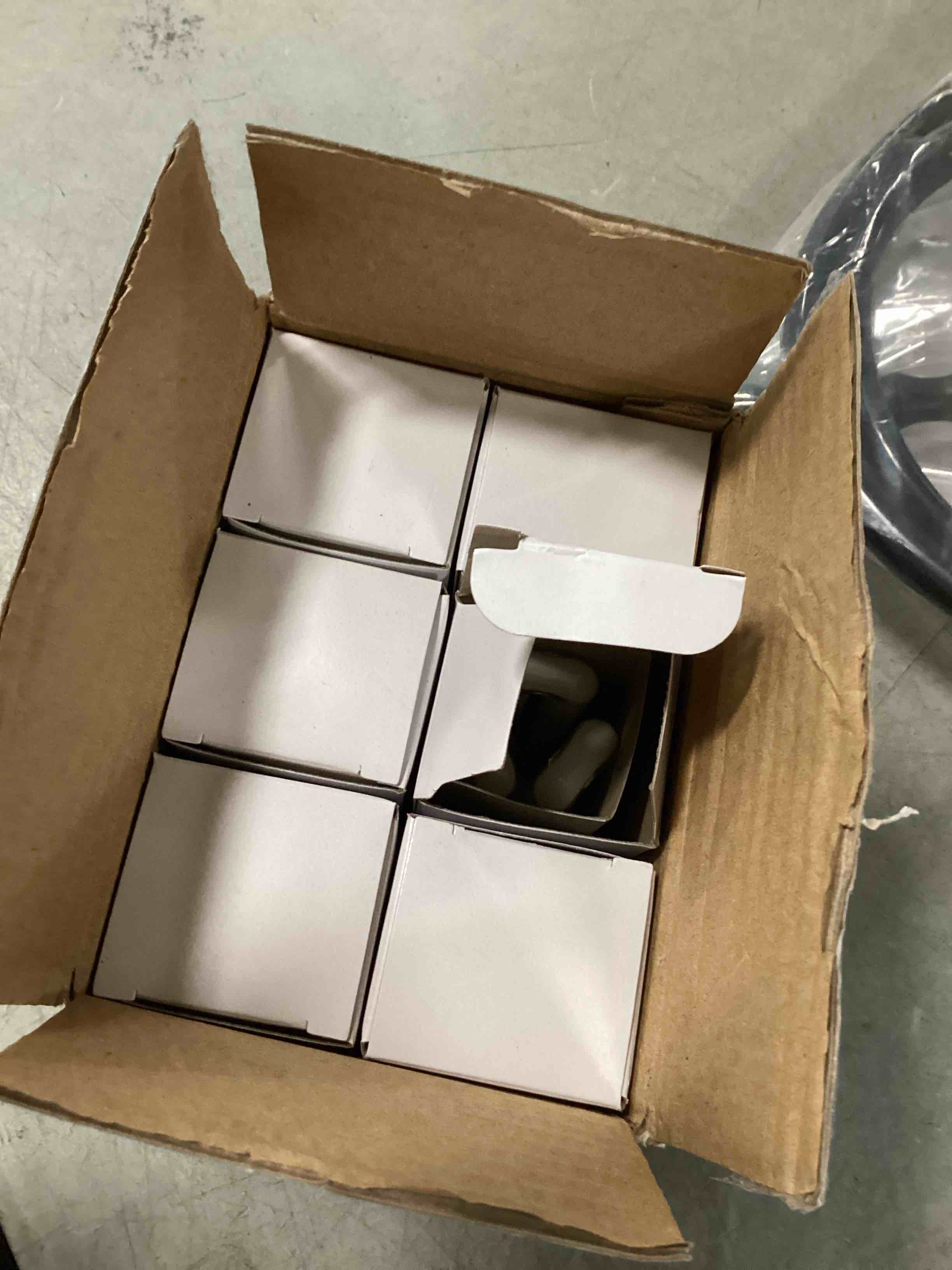 https://s3.amazonaws.com/lotting-images-prod/bidfta/BRN1581485_1734380769186.jpeg
