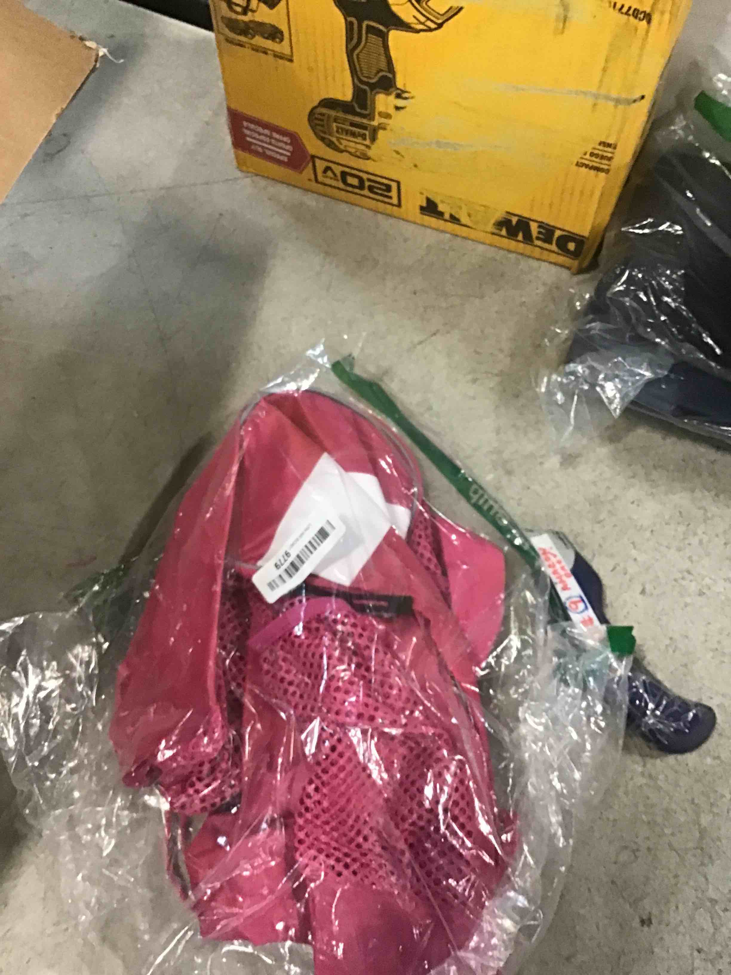 https://s3.amazonaws.com/lotting-images-prod/bidfta/BRN1590184_1734098204967.jpeg