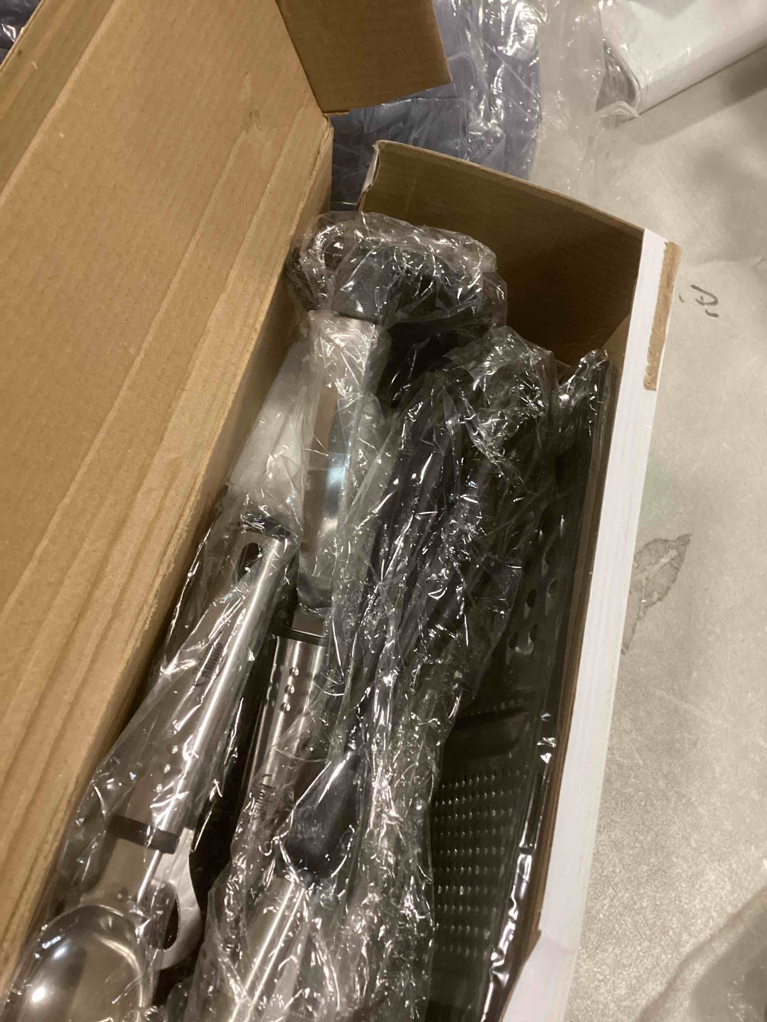 https://s3.amazonaws.com/lotting-images-prod/bidfta/BRN1657338_1734380569976.jpeg