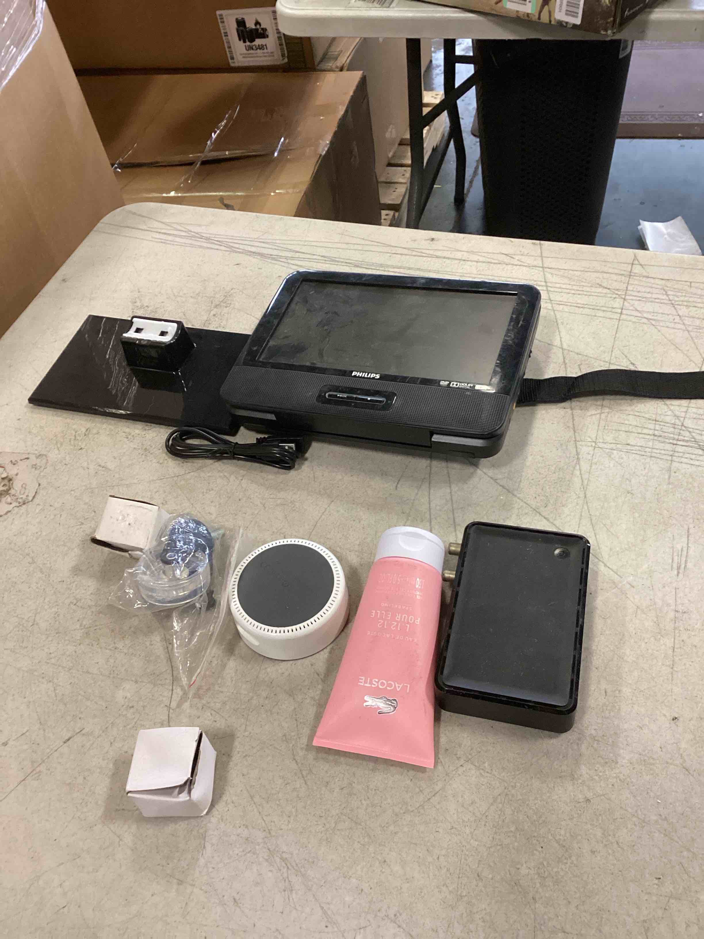 lot of 10 assorted of items (cable cream una pantalla )