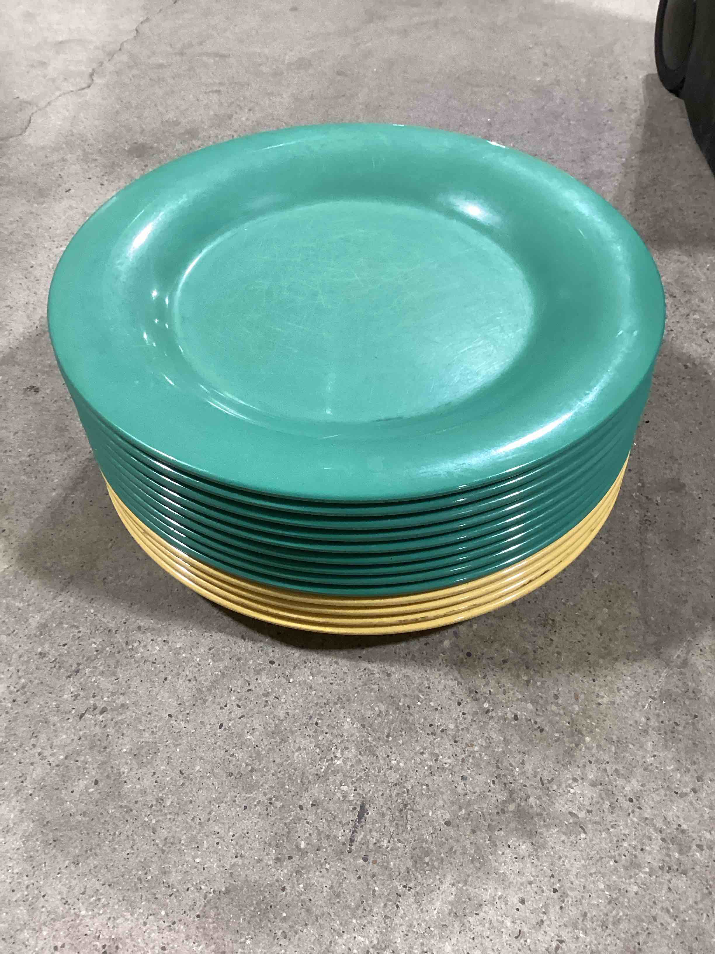 yellow&green large plastic plates round 