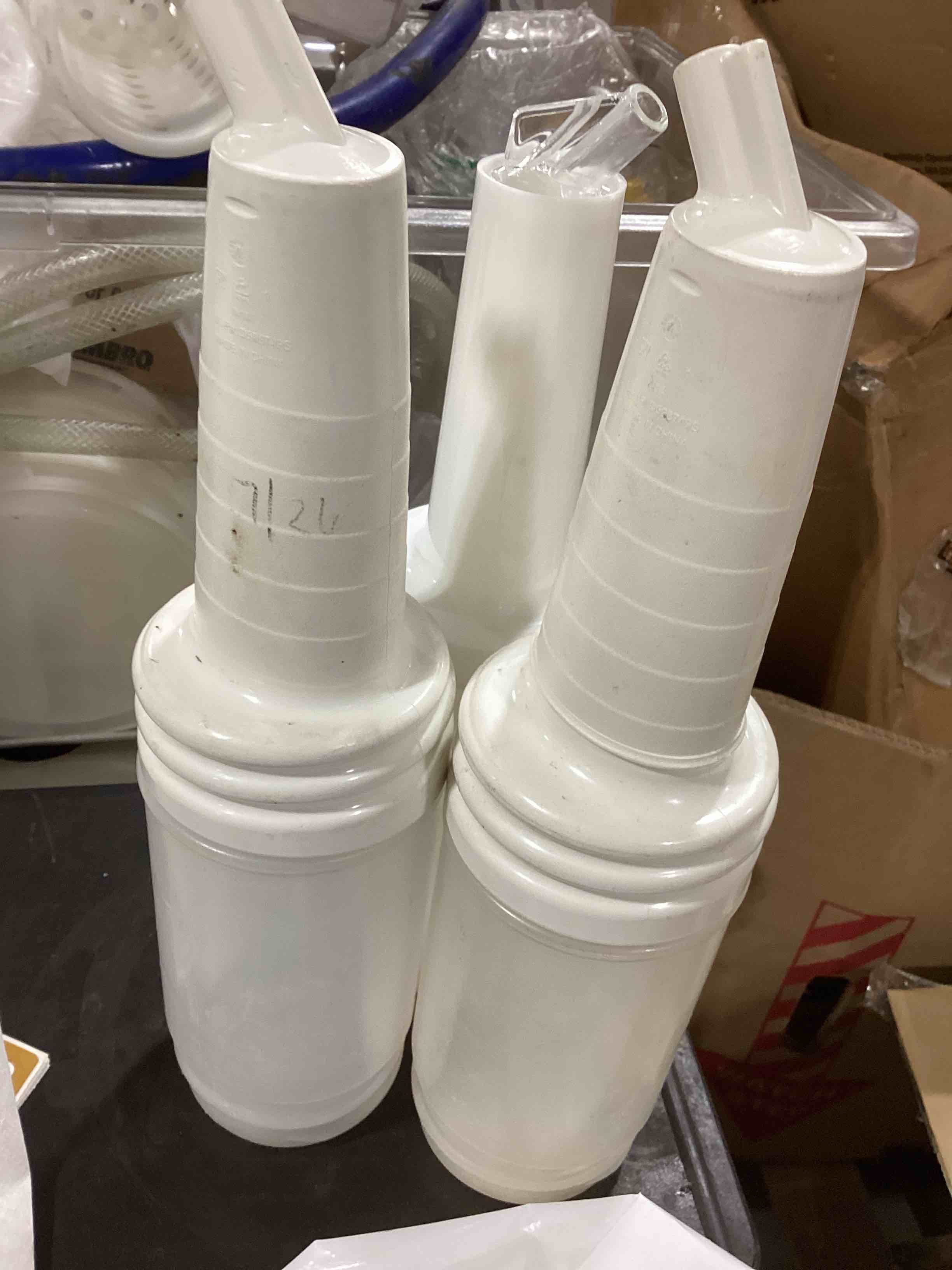 HUBERT Pour Bottle with Lid, Neck and Spout, 0.5 Liter Capacity
