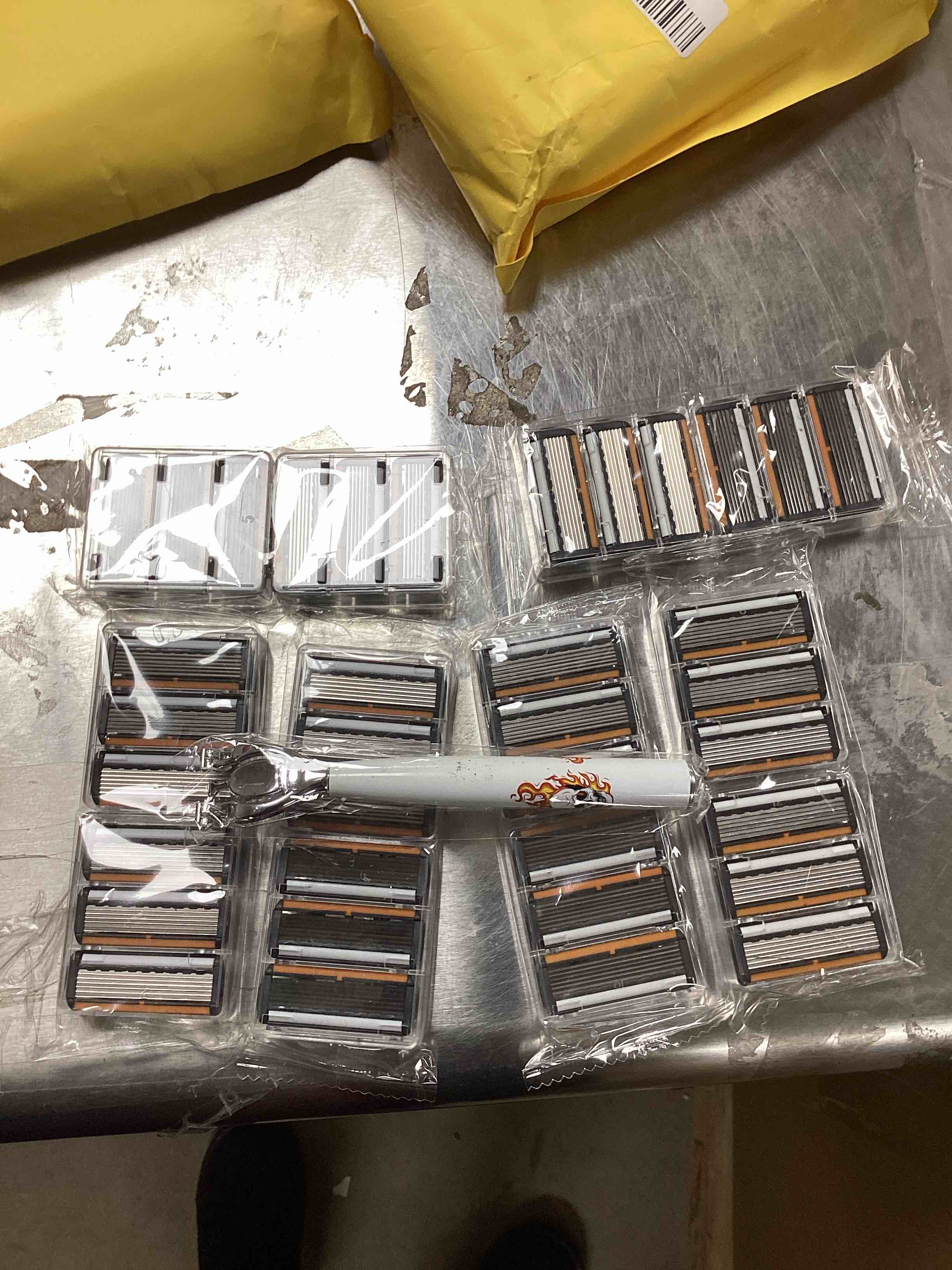 skull with flames Razor and refills 