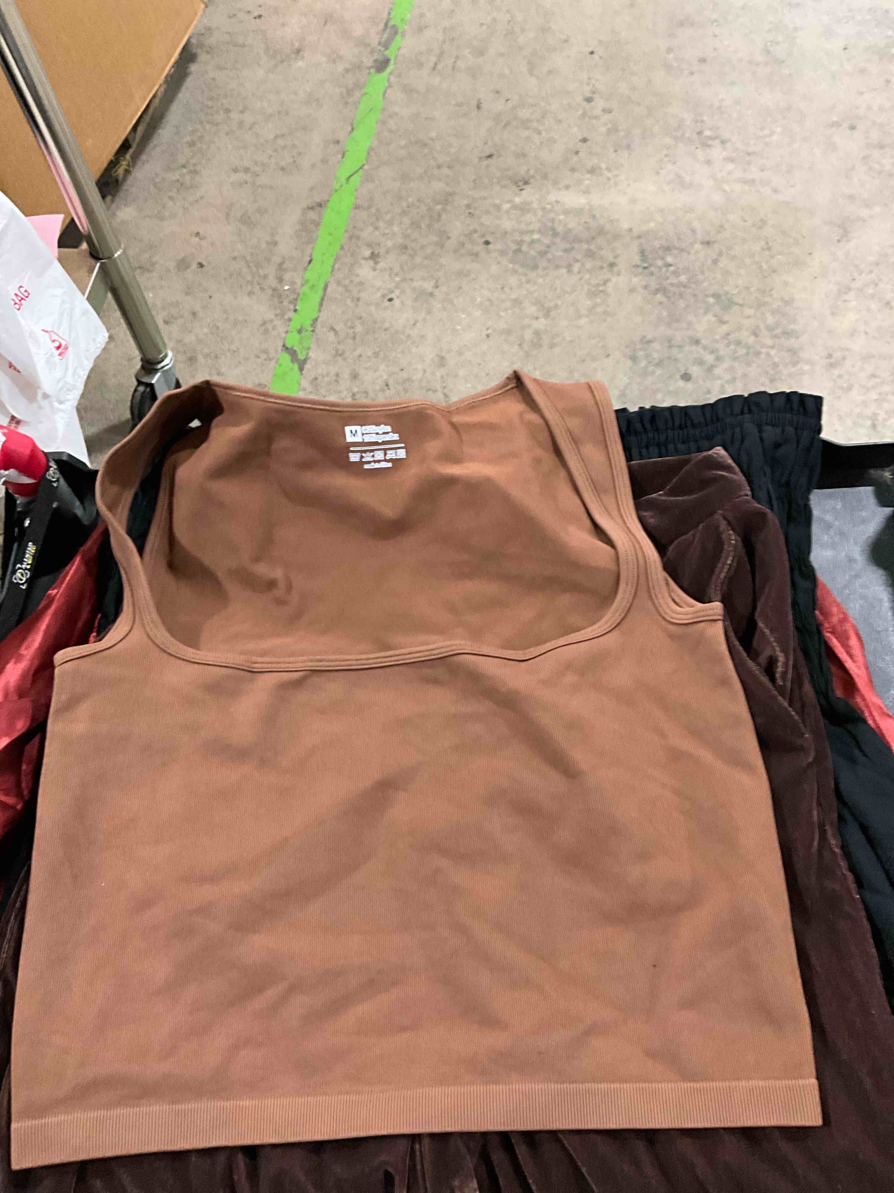 https://s3.amazonaws.com/lotting-images-prod/bidfta/BRN1789842_1756391073532.jpeg