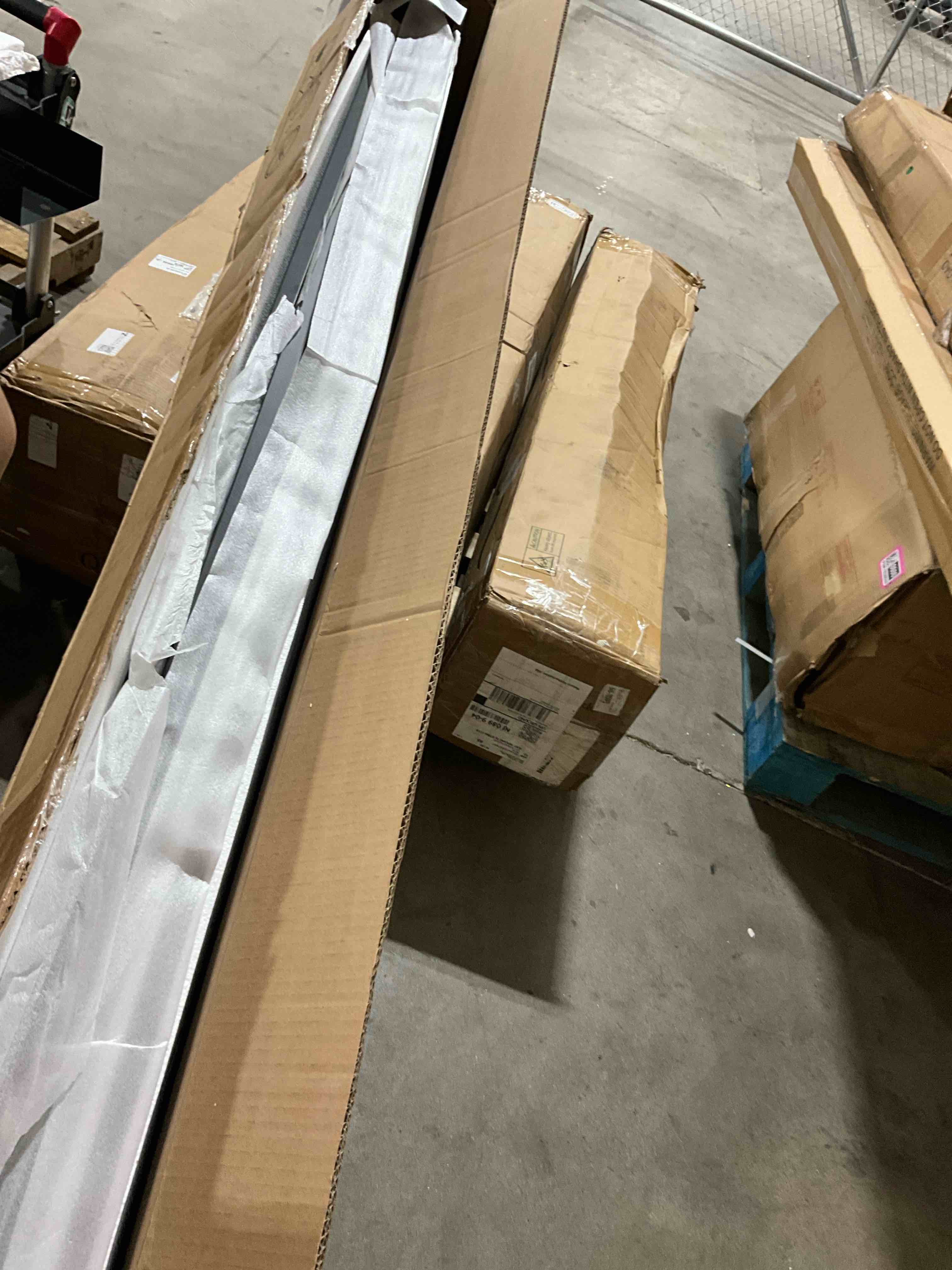 https://s3.amazonaws.com/lotting-images-prod/bidfta/BRN1791021_1757946021771.jpeg