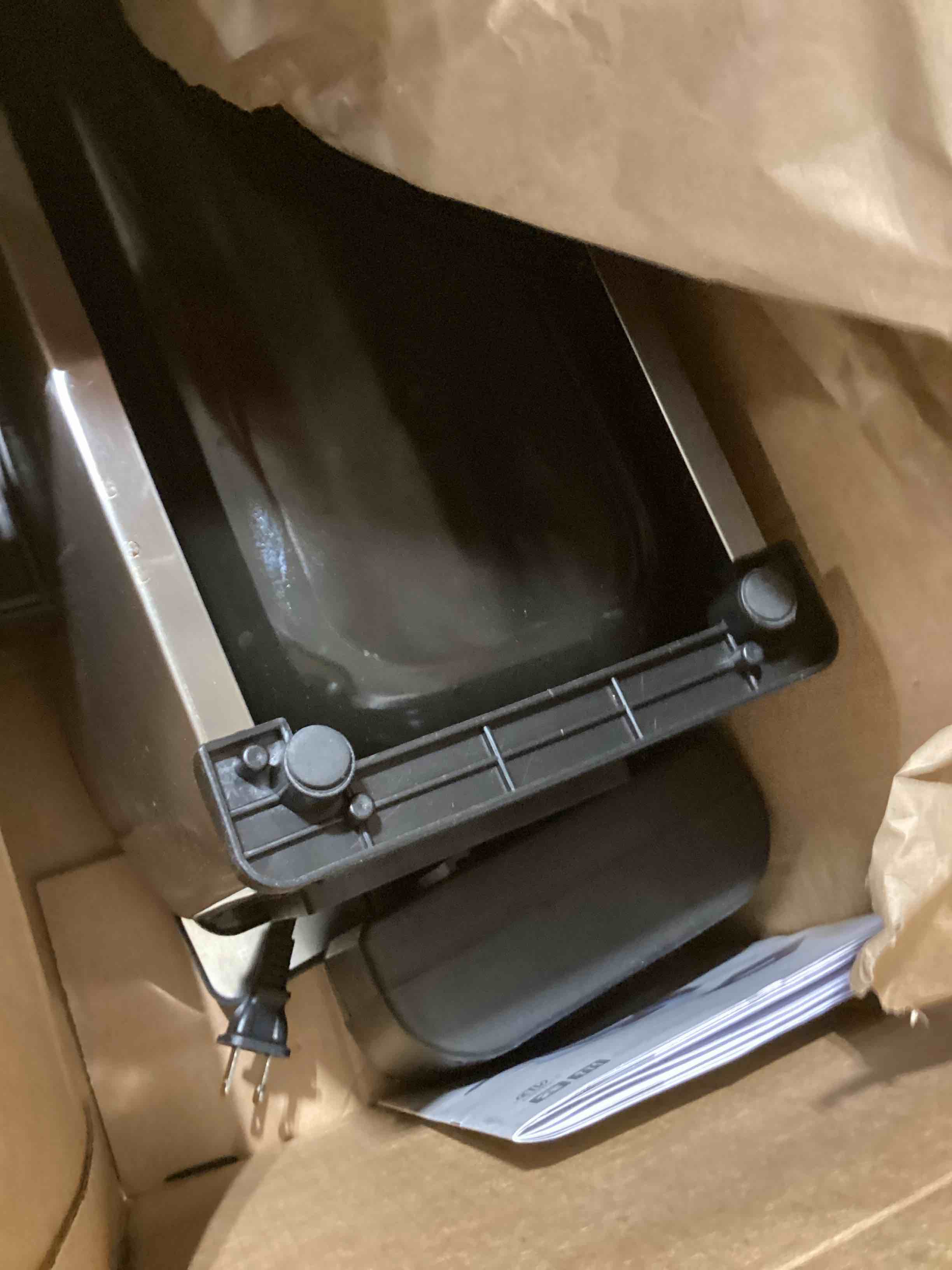https://s3.amazonaws.com/lotting-images-prod/bidfta/BRN1845863_1747153868742.jpeg