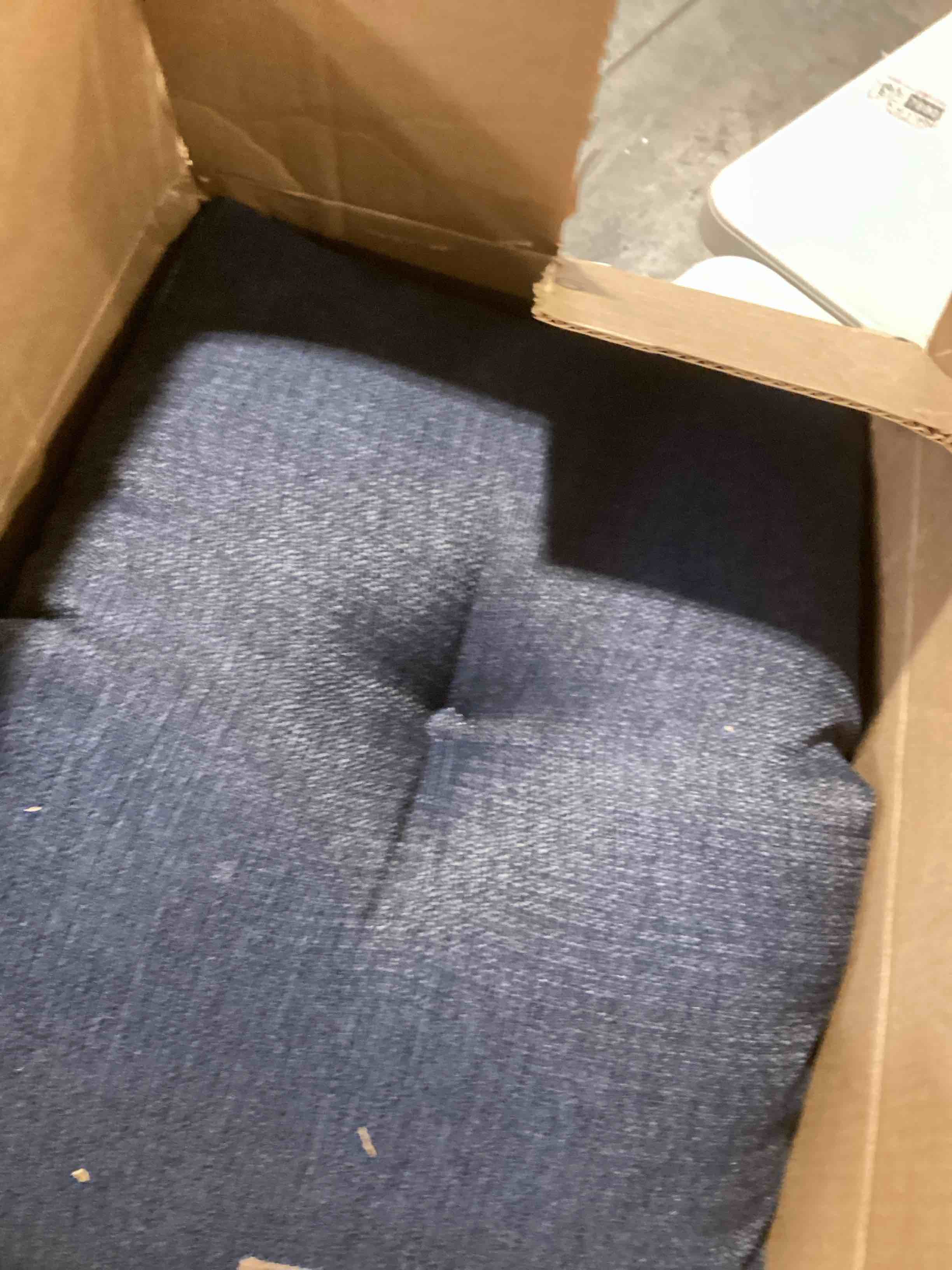 https://s3.amazonaws.com/lotting-images-prod/bidfta/BRN1850652_1746810987905.jpeg