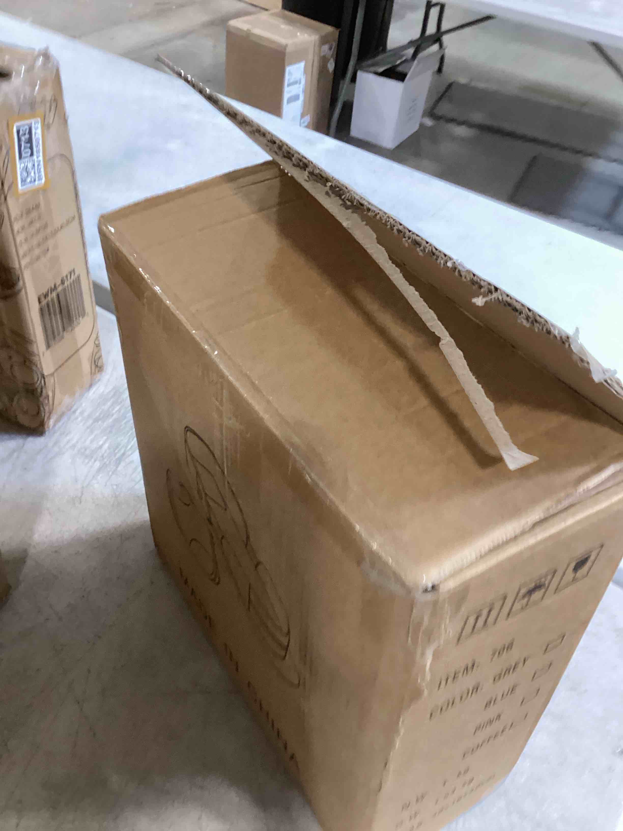 https://s3.amazonaws.com/lotting-images-prod/bidfta/BRN1850714_1746816949290.jpeg