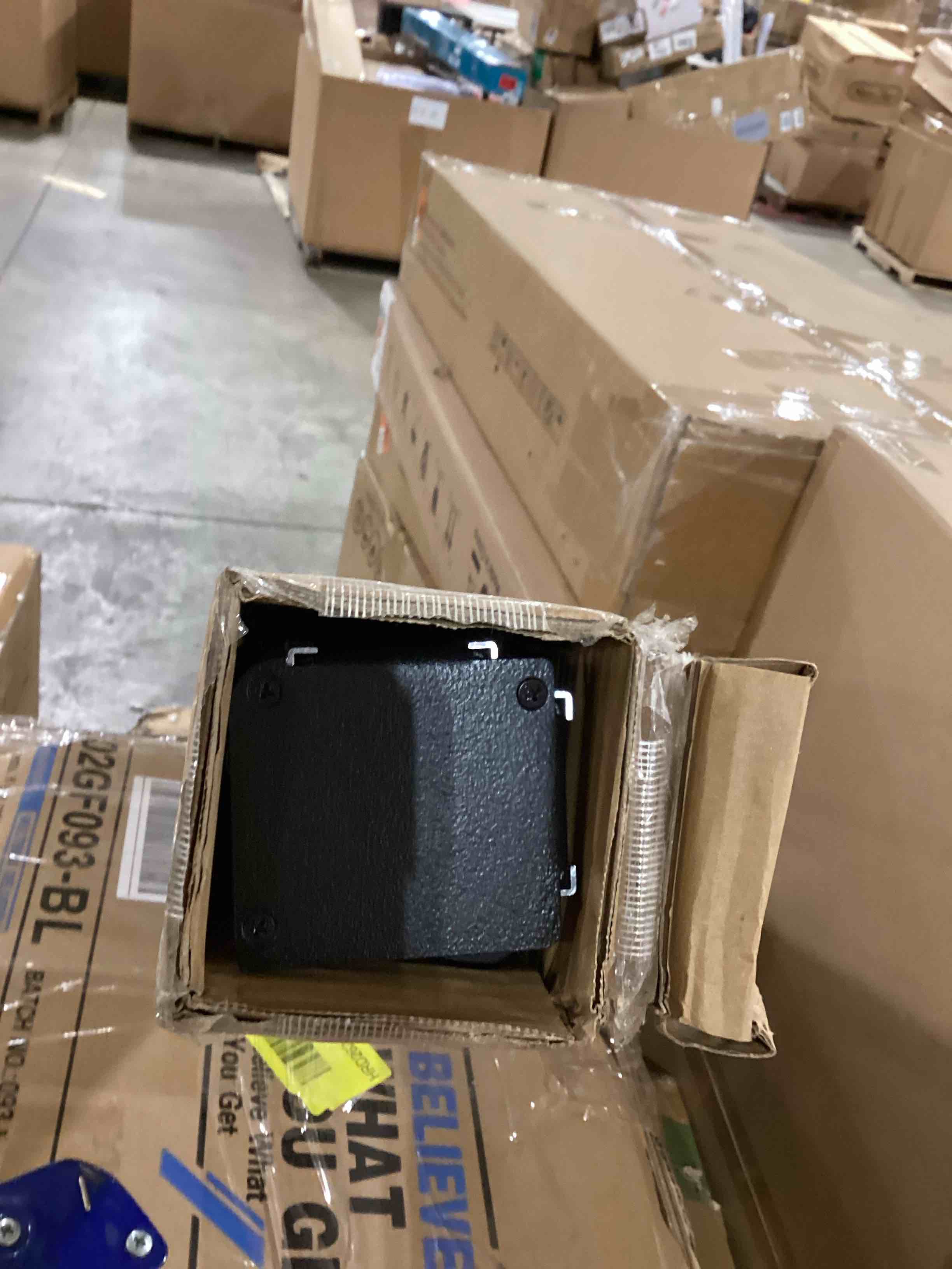 https://s3.amazonaws.com/lotting-images-prod/bidfta/BRN1861037_1750333809251.jpeg