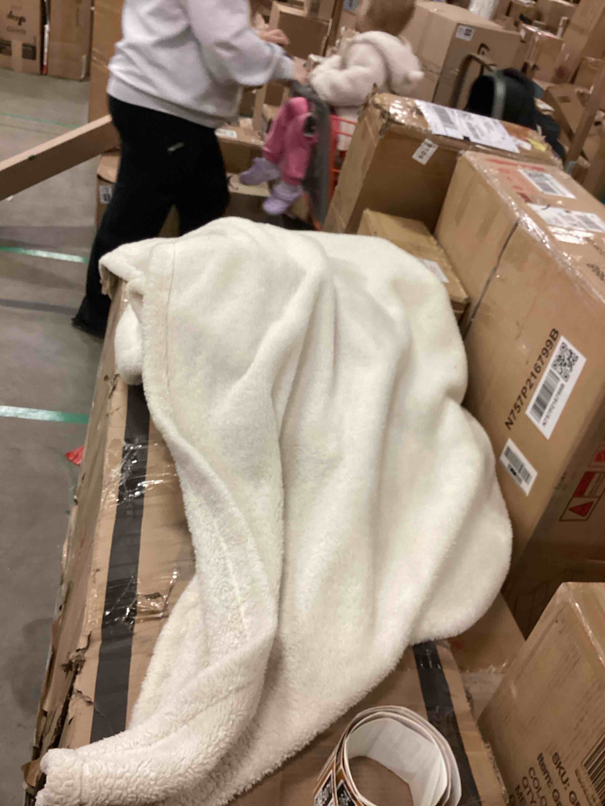 https://s3.amazonaws.com/lotting-images-prod/bidfta/BRN1895071_1744735303669.jpeg