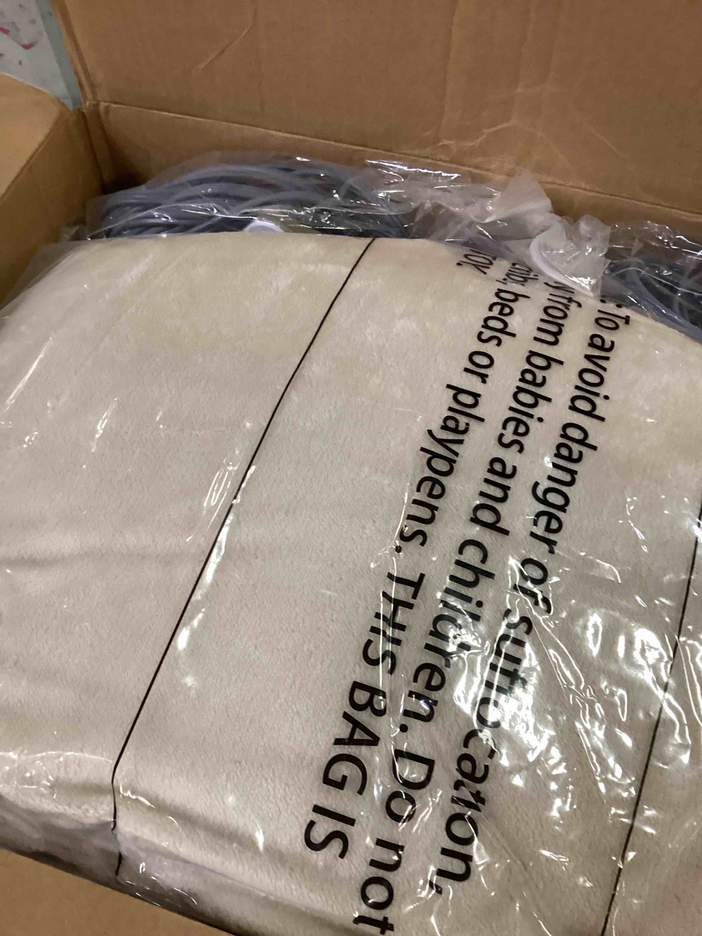 https://s3.amazonaws.com/lotting-images-prod/bidfta/BRN1969495_1743698055787.jpeg