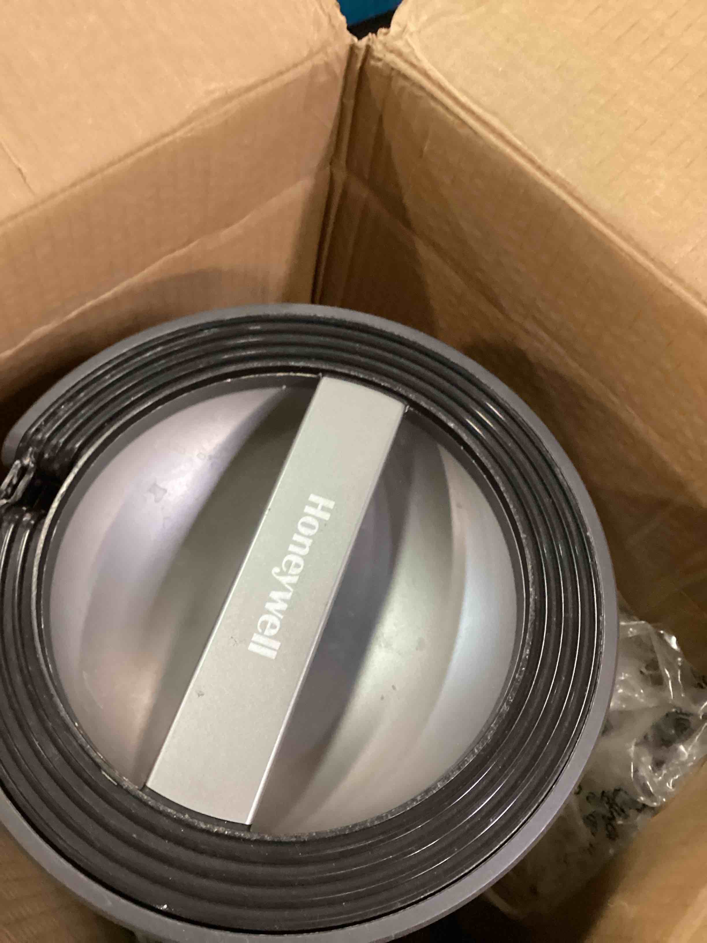 https://s3.amazonaws.com/lotting-images-prod/bidfta/BRN1971947_1745498860698.jpeg