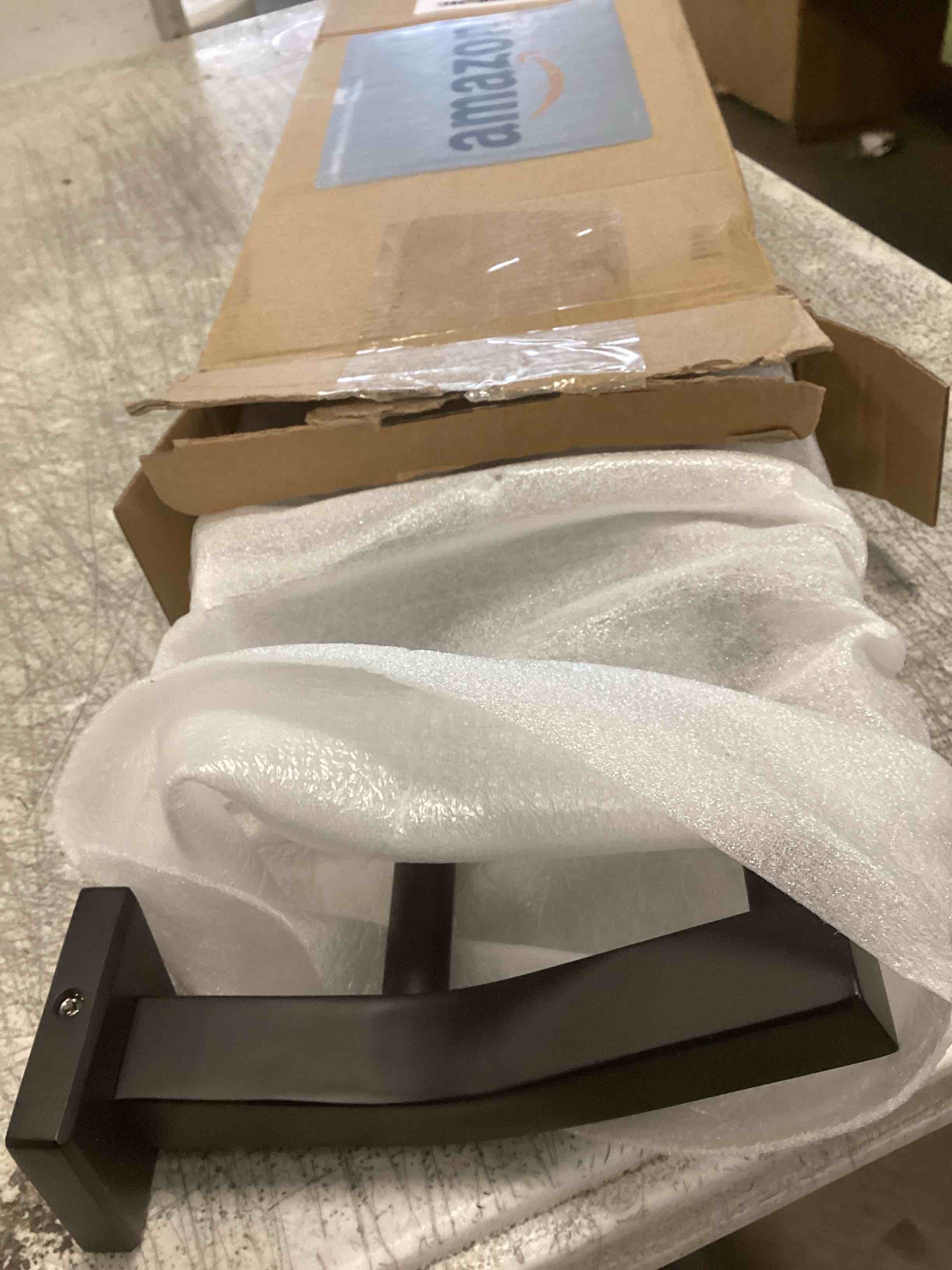 https://s3.amazonaws.com/lotting-images-prod/bidfta/BRN2115336_1744902175595.jpeg