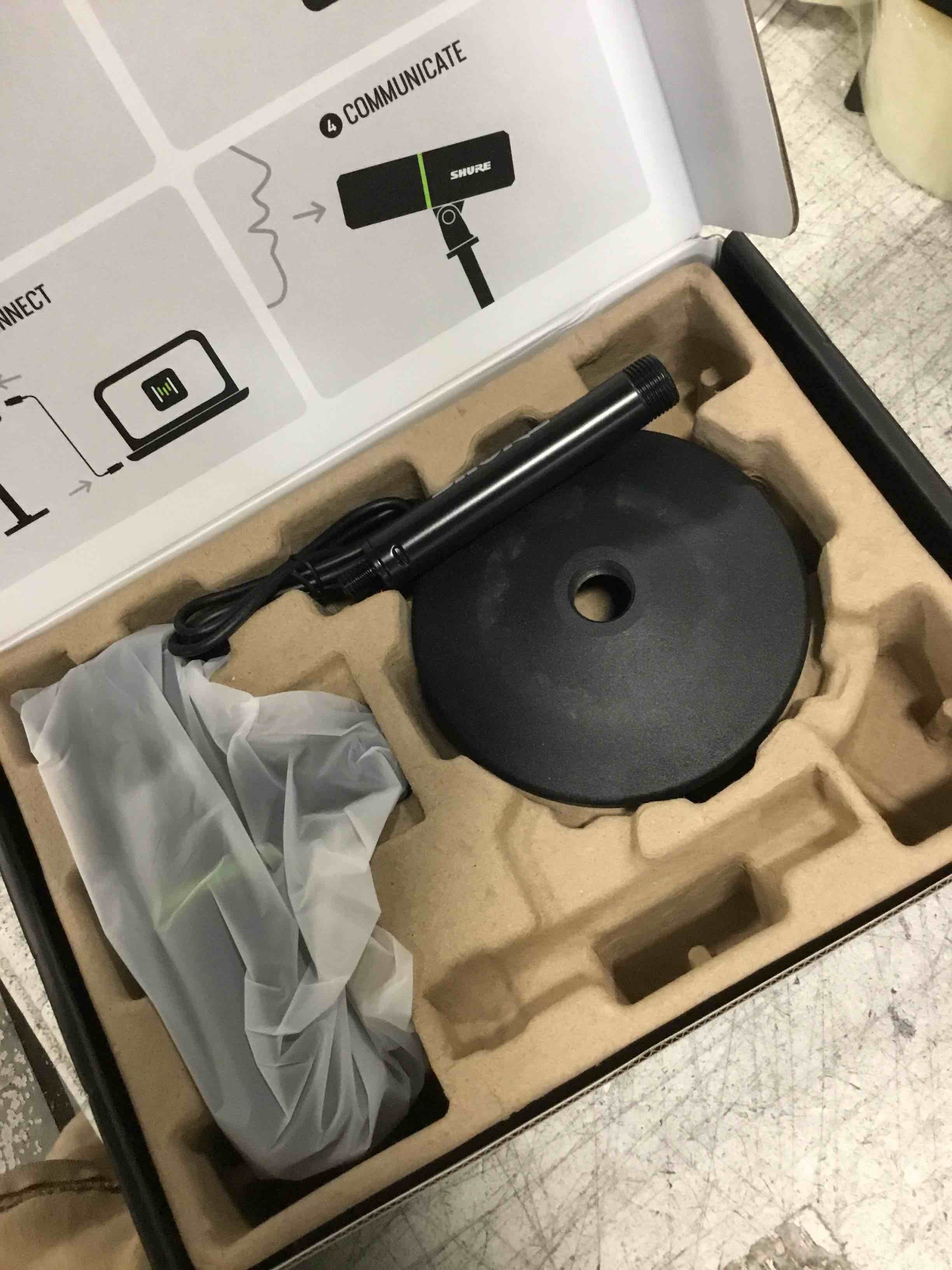 https://s3.amazonaws.com/lotting-images-prod/bidfta/BRN2118887_1749656844368.jpeg