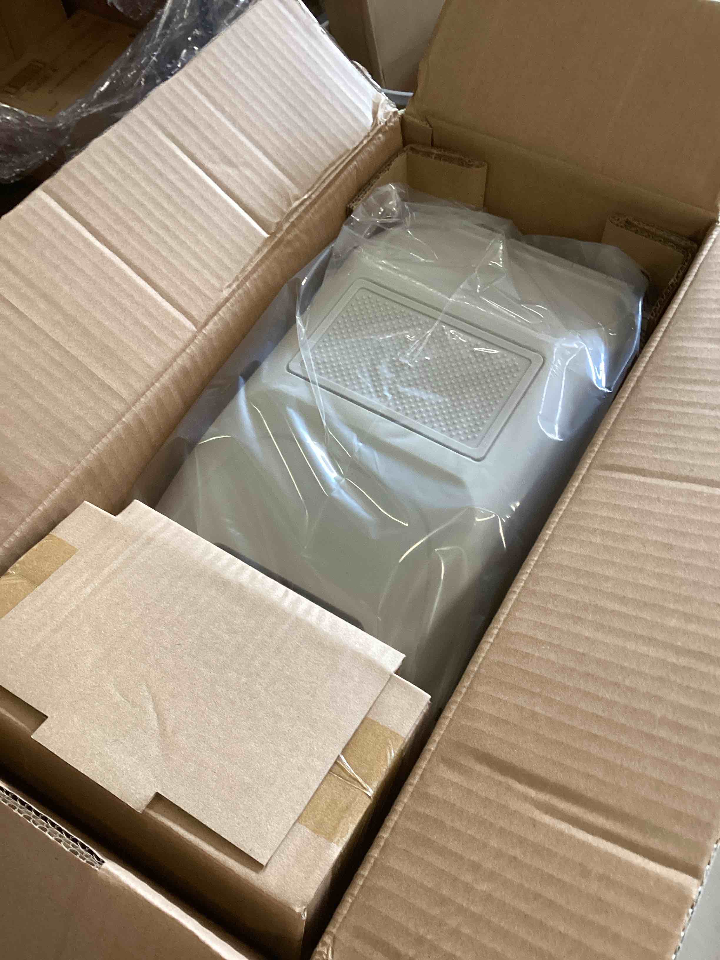 https://s3.amazonaws.com/lotting-images-prod/bidfta/BRN2179573_1737041954359.jpeg