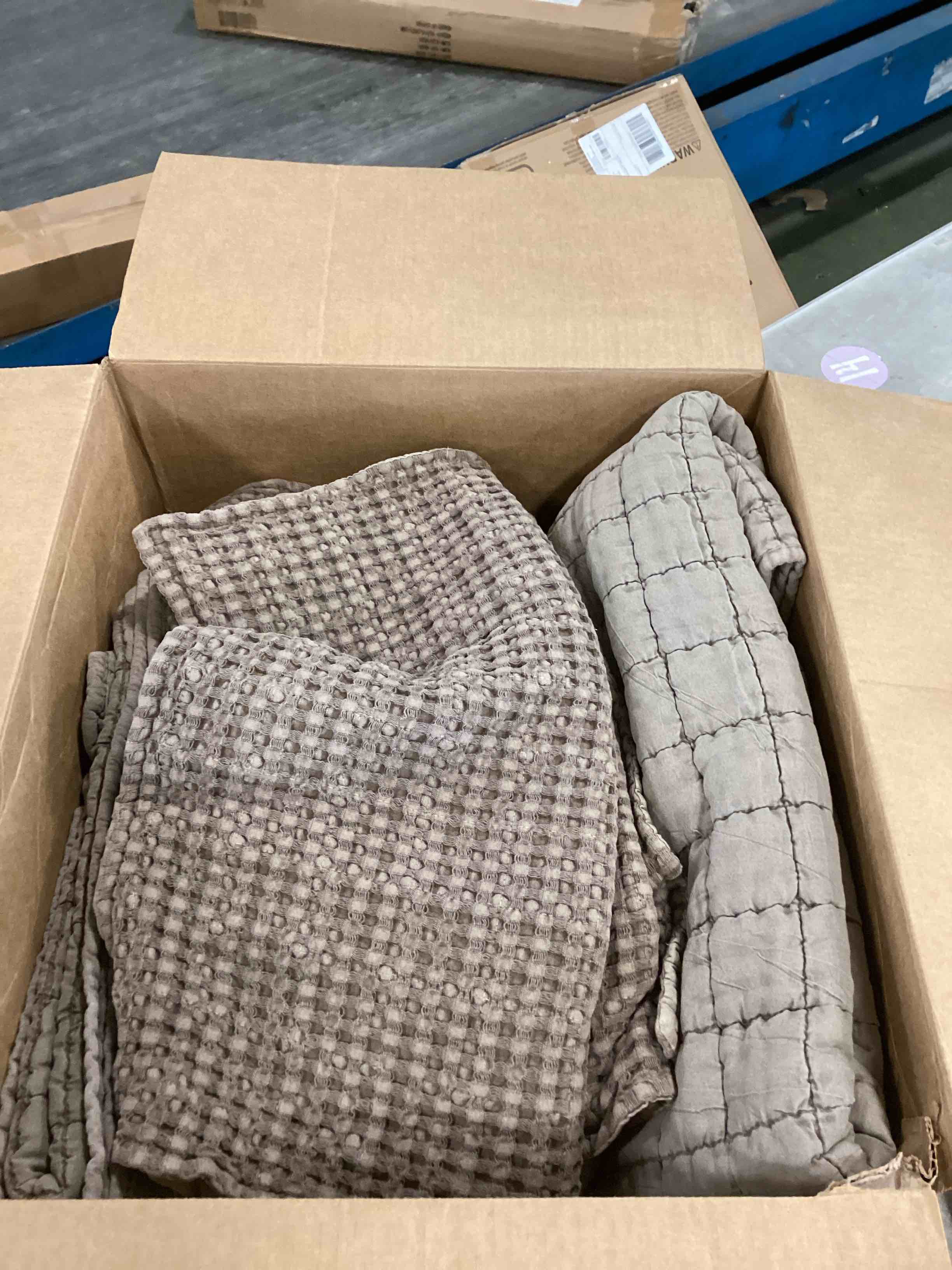 https://s3.amazonaws.com/lotting-images-prod/bidfta/BRN2187909_1738603989087.jpeg