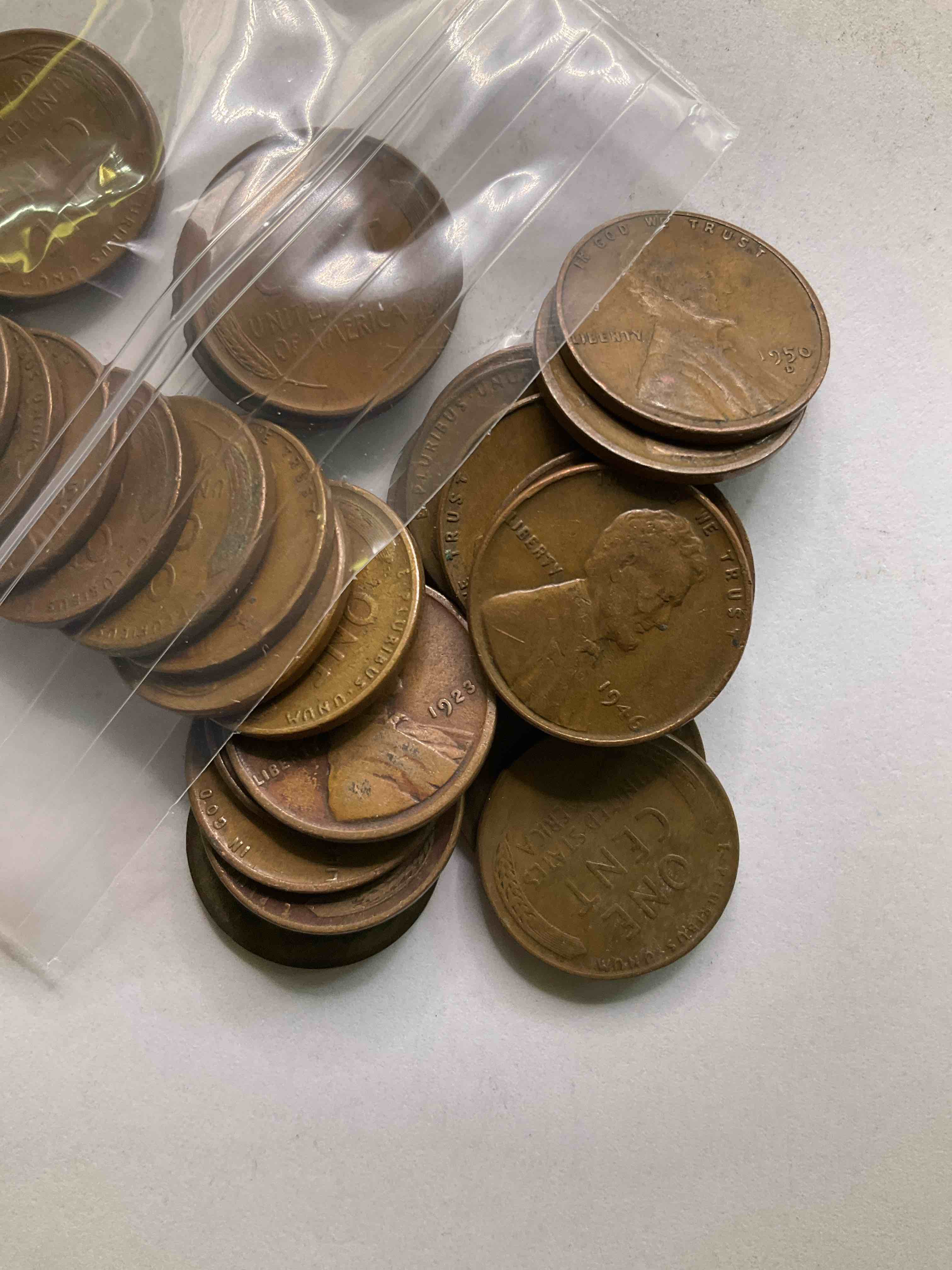 Antique Wheat Pennies 25 Count Un-Searched Lot! Wheat Pennies Were Minted From 1909-1958 Originally Replacing The Indian Head Penny. There Are Many, Many Interesting & Valuable Years / Mint Marks In Wheat Pennies, Win This Lot & Have Fun Searching To See What You Get! A Great Way To Start Collecting Antique Coins!
