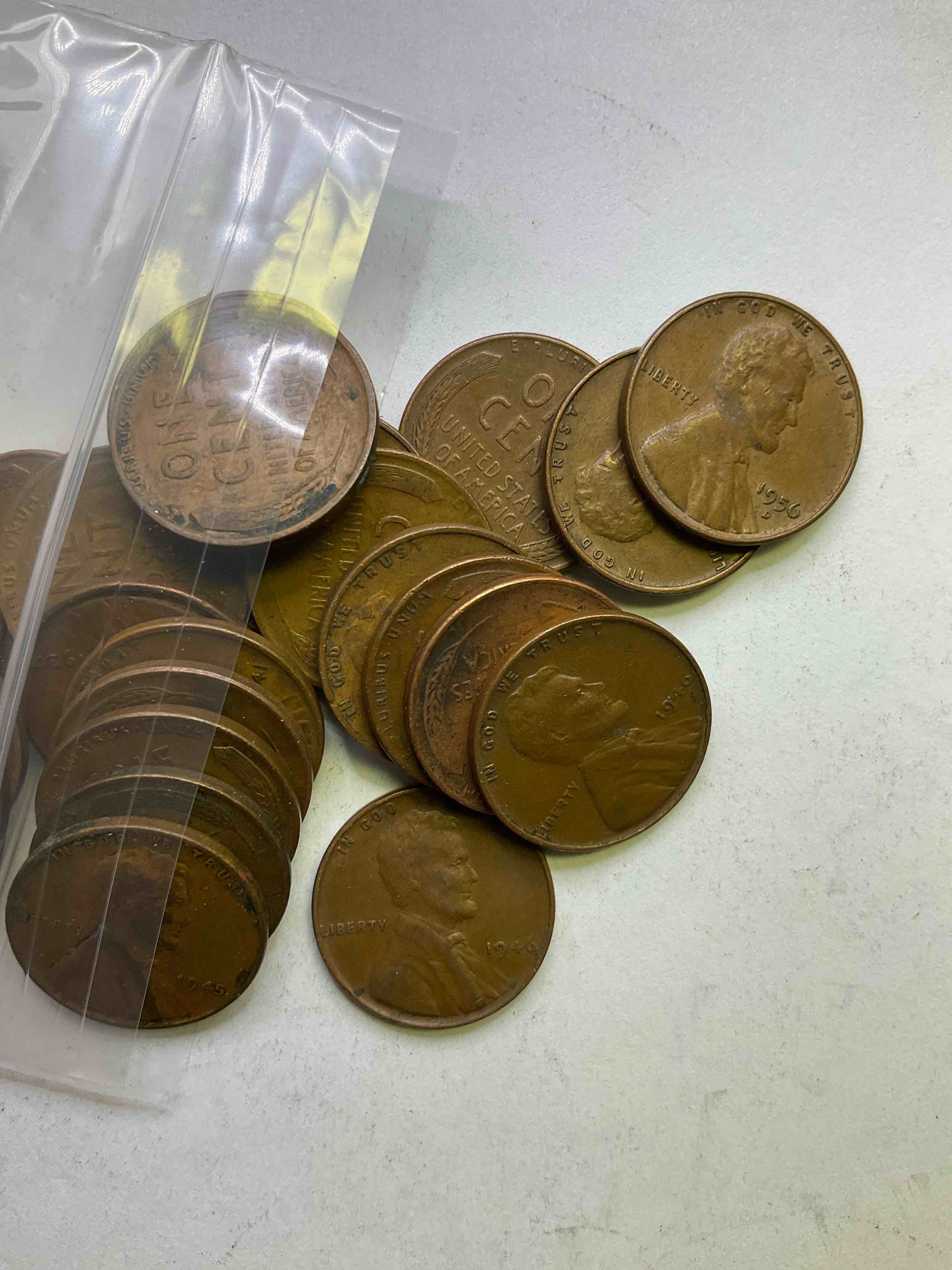 Antique Wheat Pennies 25 Count Un-Searched Lot! Wheat Pennies Were Minted From 1909-1958 Originally Replacing The Indian Head Penny. There Are Many, Many Interesting & Valuable Years / Mint Marks In Wheat Pennies, Win This Lot & Have Fun Searching To See What You Get! A Great Way To Start Collecting Antique Coins!