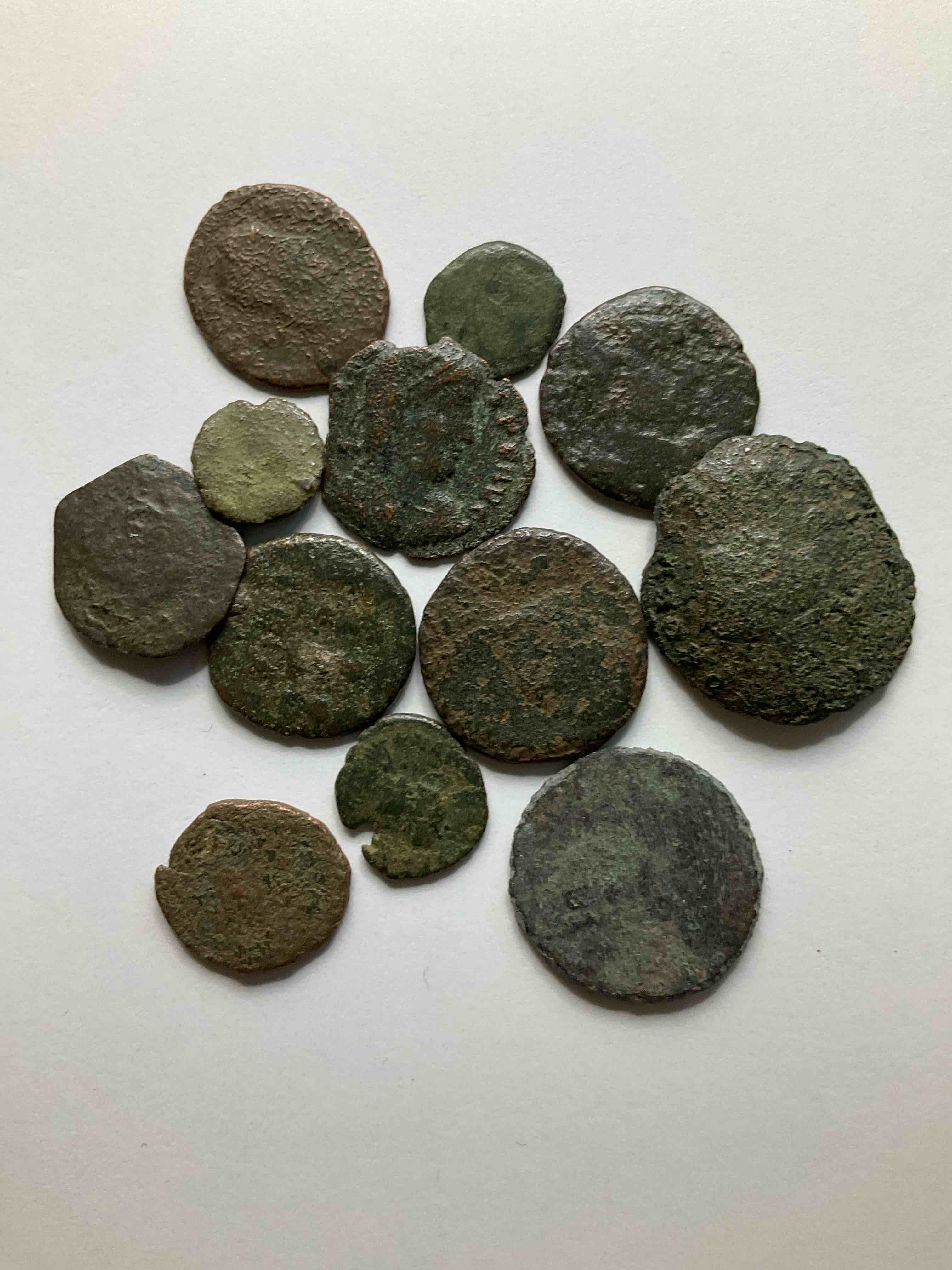 Ancient Roman Coins! 1,600-1700 YEARS OLD Approximately! Check Out These Amazing Authentic Pieces Of History, Ancient Roman Bronze Coins From The Approx 300 to 400 A.D Era... Serious Pieces Of History & Serious Colléctor Items! Own Authentic Pieces Of Ancient History!