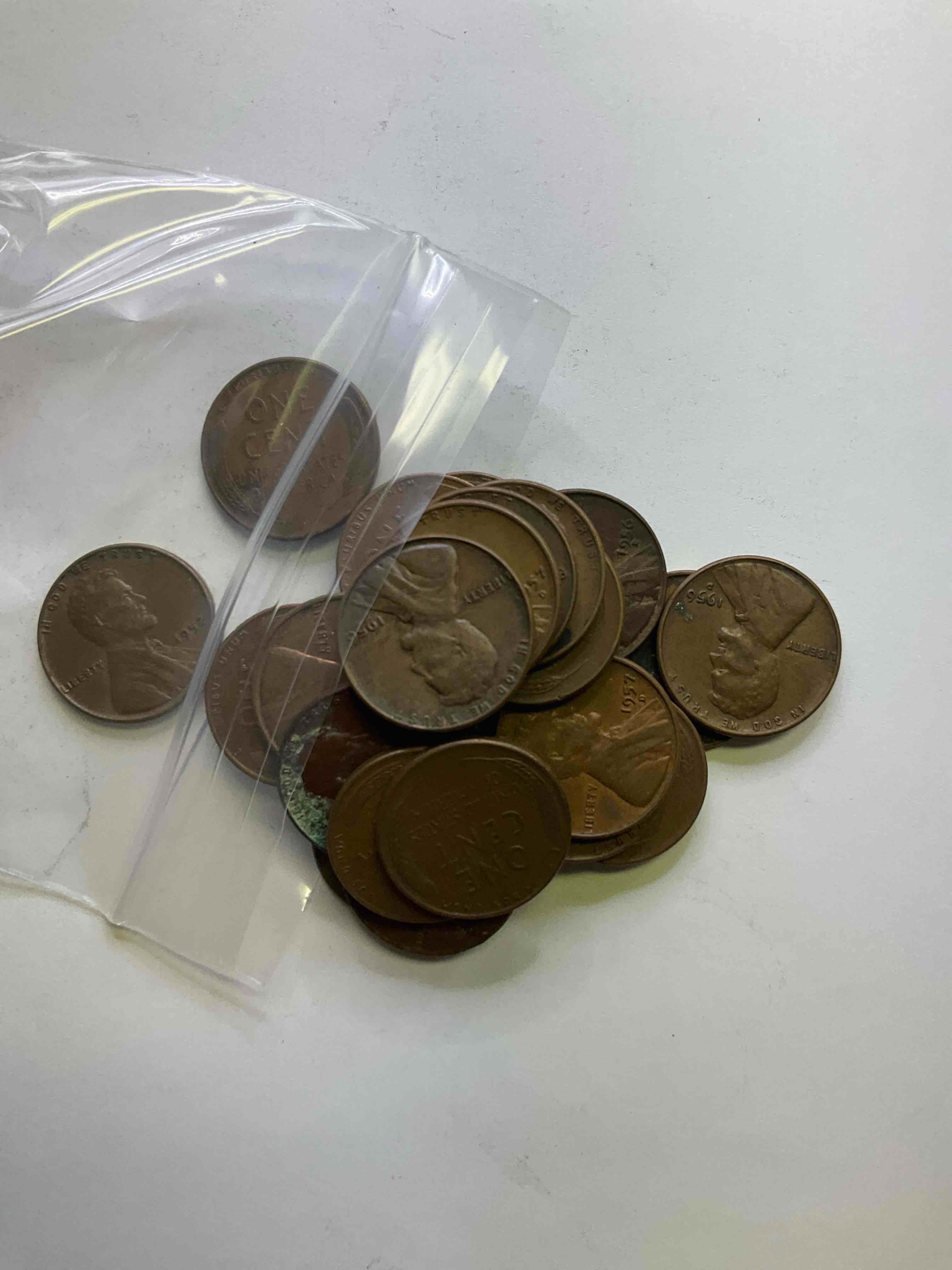 Antique Wheat Pennies 25 Count Un-Searched Lot! Wheat Pennies Were Minted From 1909-1958 Originally Replacing The Indian Head Penny. There Are Many, Many Interesting & Valuable Years / Mint Marks In Wheat Pennies, Win This Lot & Have Fun Searching To See What You Get! A Great Way To Start Collecting Antique Coins!