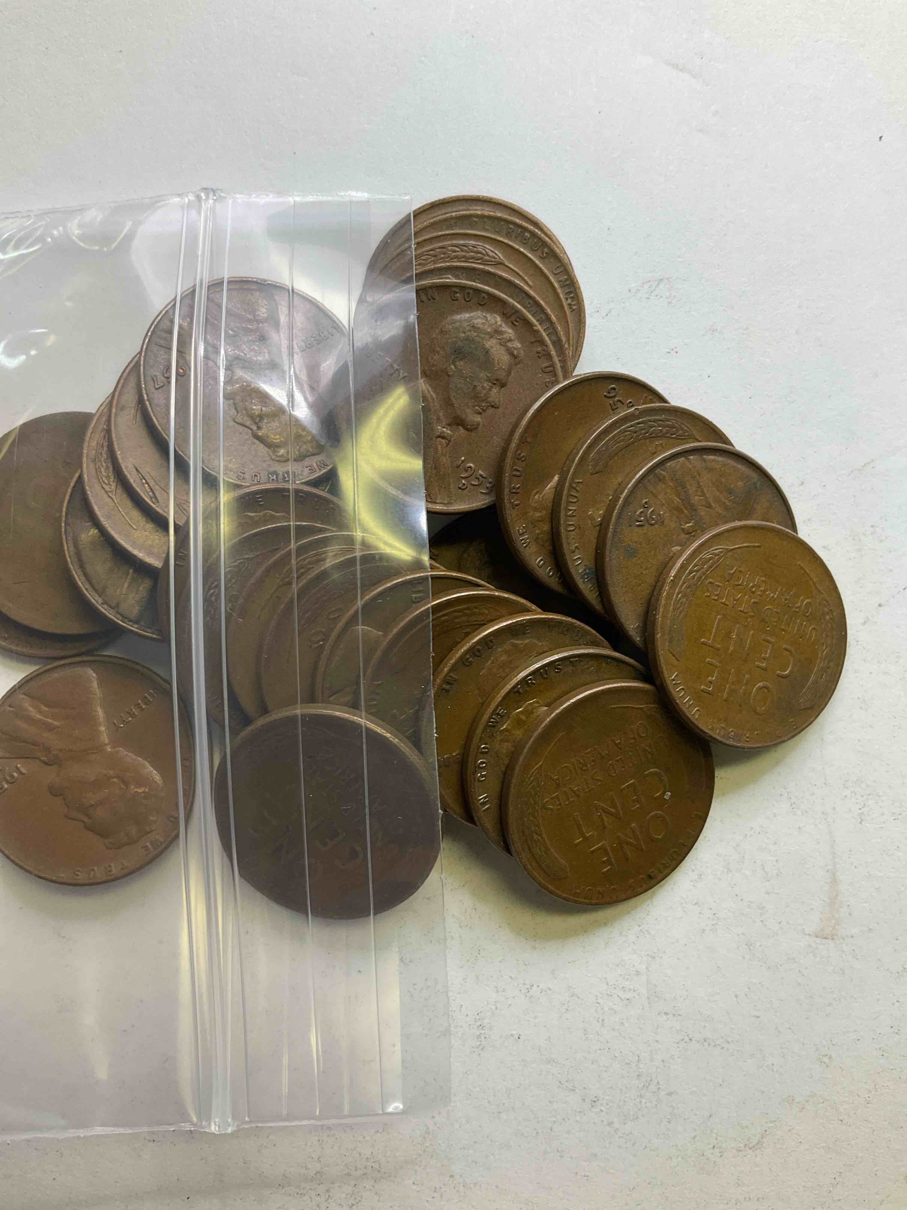 Antique Wheat Pennies 25 Count Un-Searched Lot! Wheat Pennies Were Minted From 1909-1958 Originally Replacing The Indian Head Penny. There Are Many, Many Interesting & Valuable Years / Mint Marks In Wheat Pennies, Win This Lot & Have Fun Searching To See What You Get! A Great Way To Start Collecting Antique Coins!
