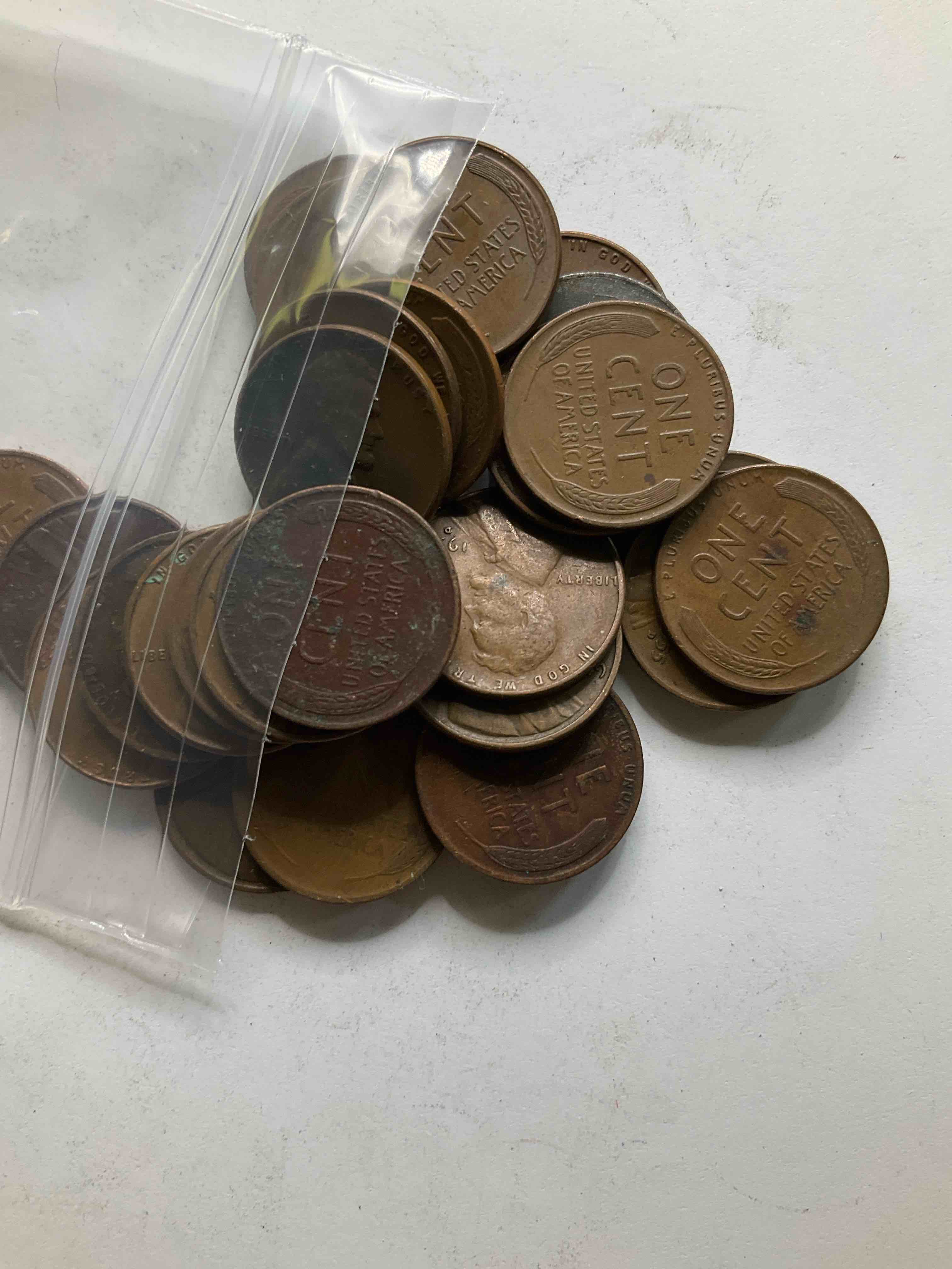 Antique Wheat Pennies 25 Count Un-Searched Lot! Wheat Pennies Were Minted From 1909-1958 Originally Replacing The Indian Head Penny. There Are Many, Many Interesting & Valuable Years / Mint Marks In Wheat Pennies, Win This Lot & Have Fun Searching To See What You Get! A Great Way To Start Collecting Antique Coins!