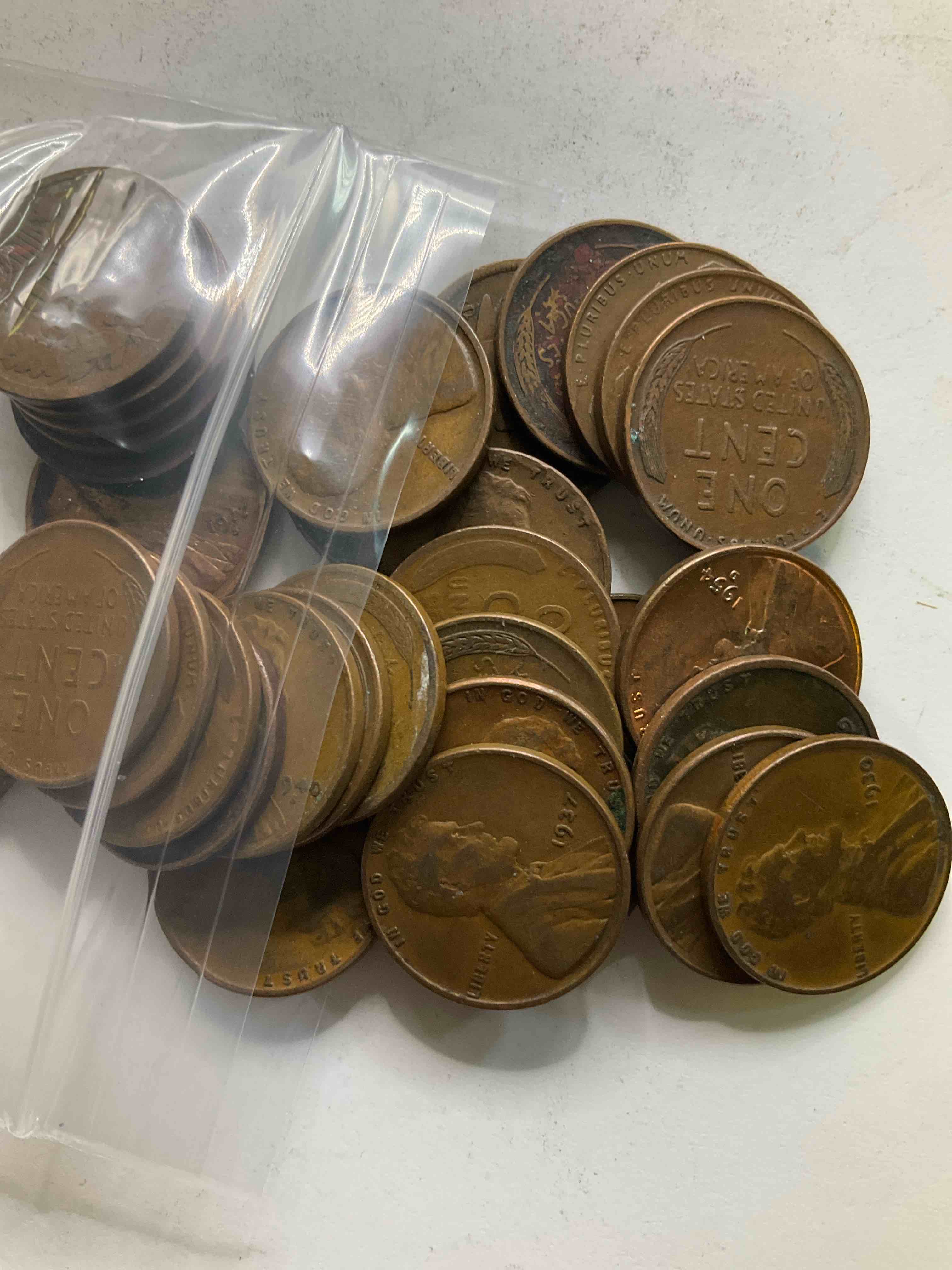 Antique Wheat Pennies 25 Count Un-Searched Lot! Wheat Pennies Were Minted From 1909-1958 Originally Replacing The Indian Head Penny. There Are Many, Many Interesting & Valuable Years / Mint Marks In Wheat Pennies, Win This Lot & Have Fun Searching To See What You Get! A Great Way To Start Collecting Antique Coins!