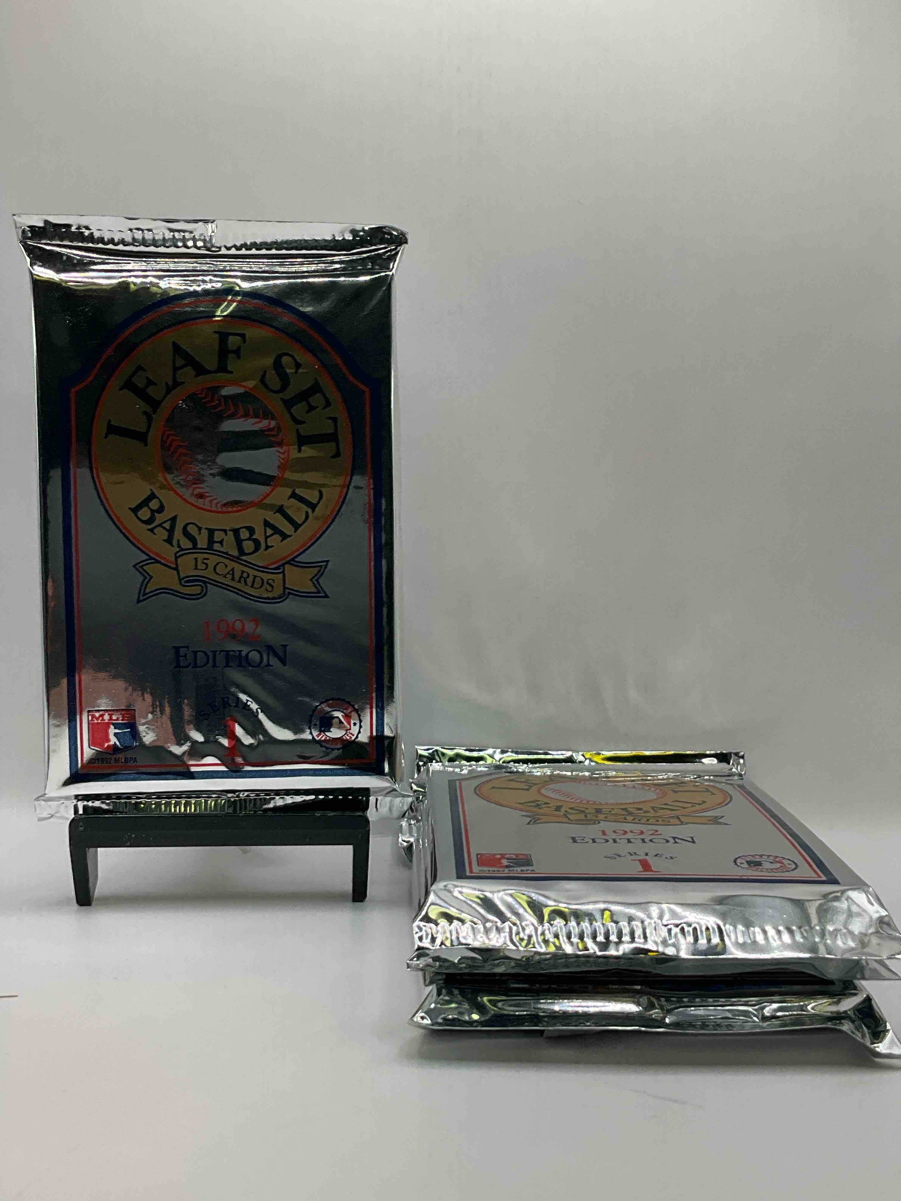 1992 leaf baseball sealed card pack, direct from original sealed retail case!search for jeff kent rookie #445 (psa 10 value $200), early ken griffey jr. & so much more! this year sought after by collectors for its gold leaf inserts. hard to find!