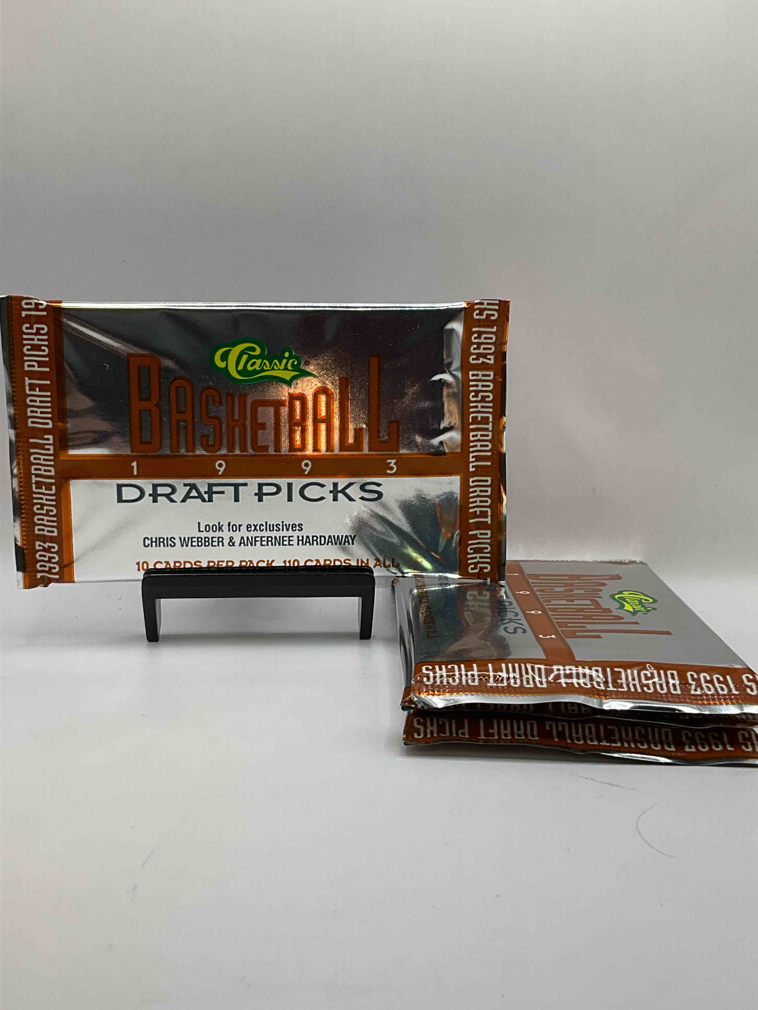 1993 Classic Draft Picks Unopened Basketball Packs! Search For Chris Webber & Anfernee Hardaway Rookies, Along With Other Big Names From The Year! Look For Exclusive Illustrated Cards & Numbered Cards Too!