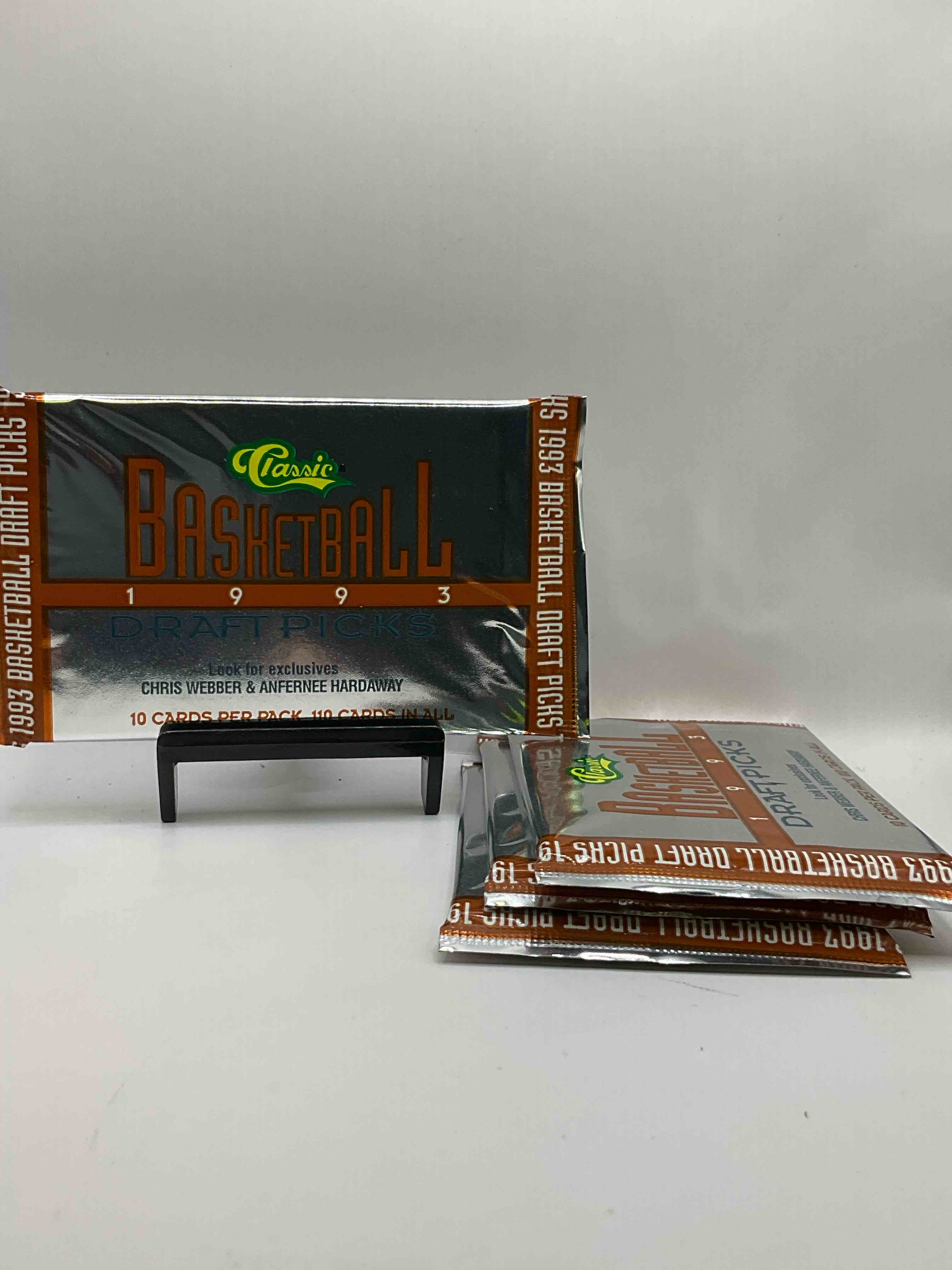 1993 Classic Draft Picks Unopened Basketball Packs! Search For Chris Webber & Anfernee Hardaway Rookies, Along With Other Big Names From The Year! Look For Exclusive Illustrated Cards & Numbered Cards Too!