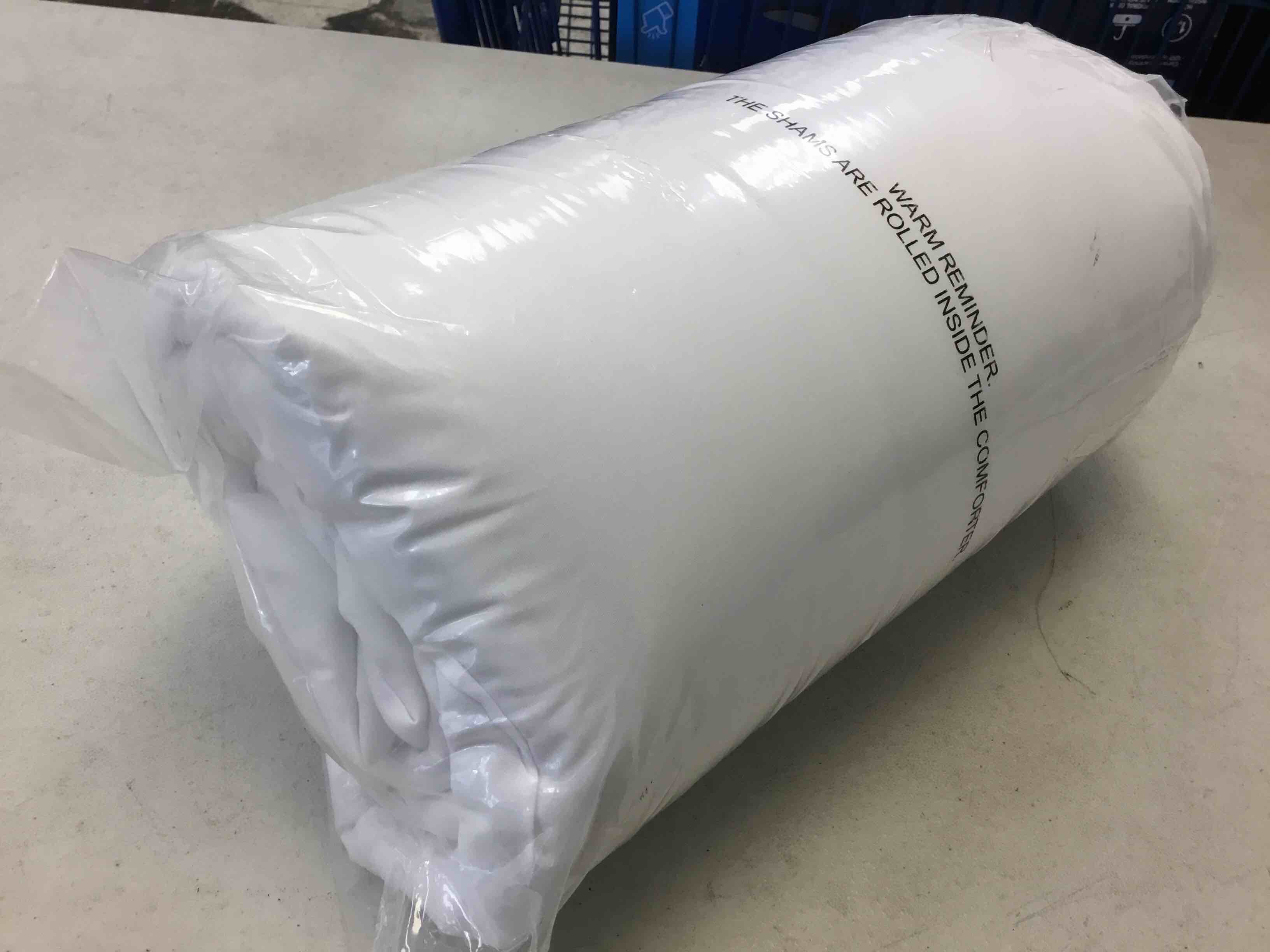 Condition photo showing New/Like New for white comforter, twin 66”x90” 