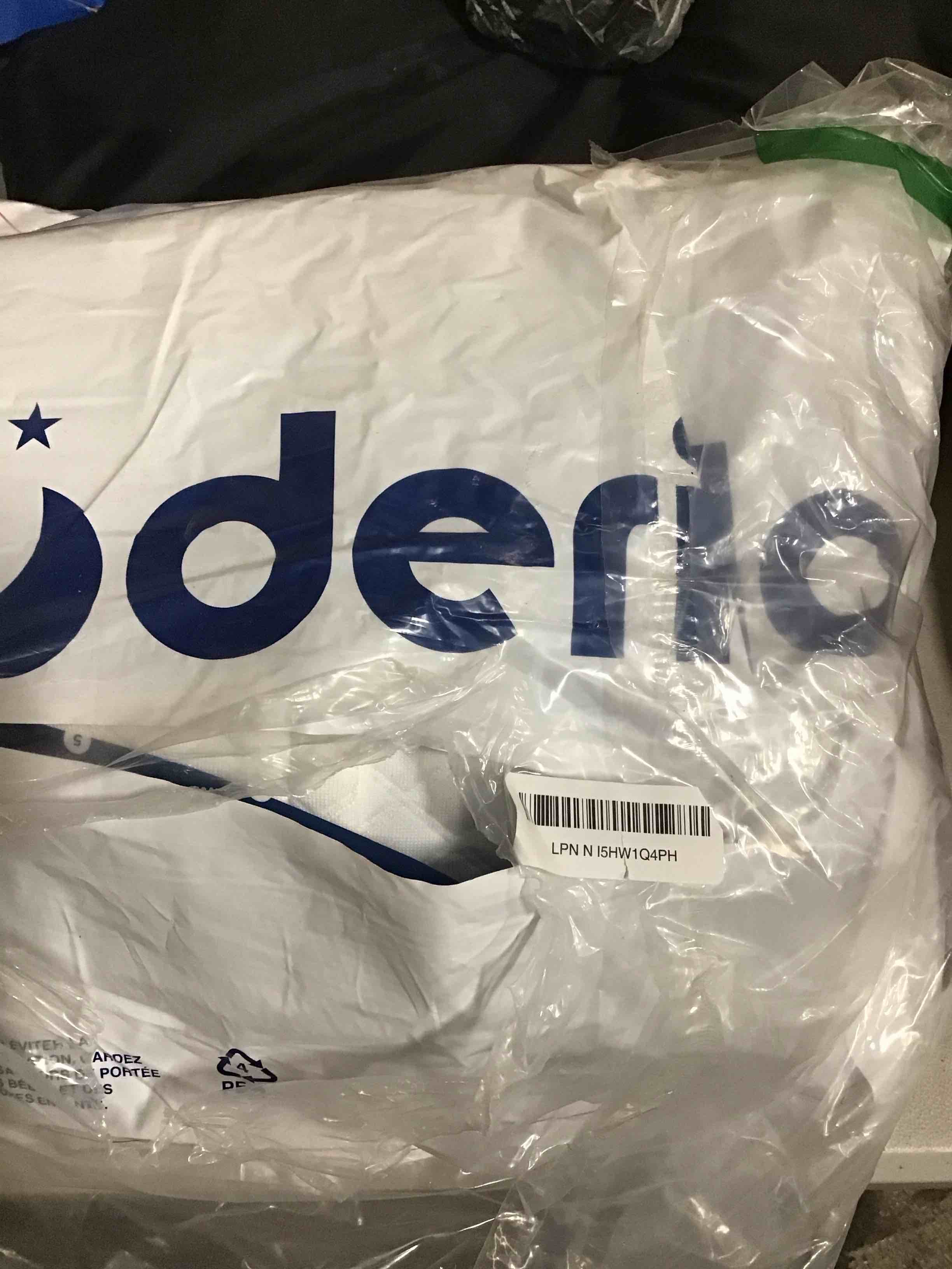 Condition photo showing Good Condition for derila pillow