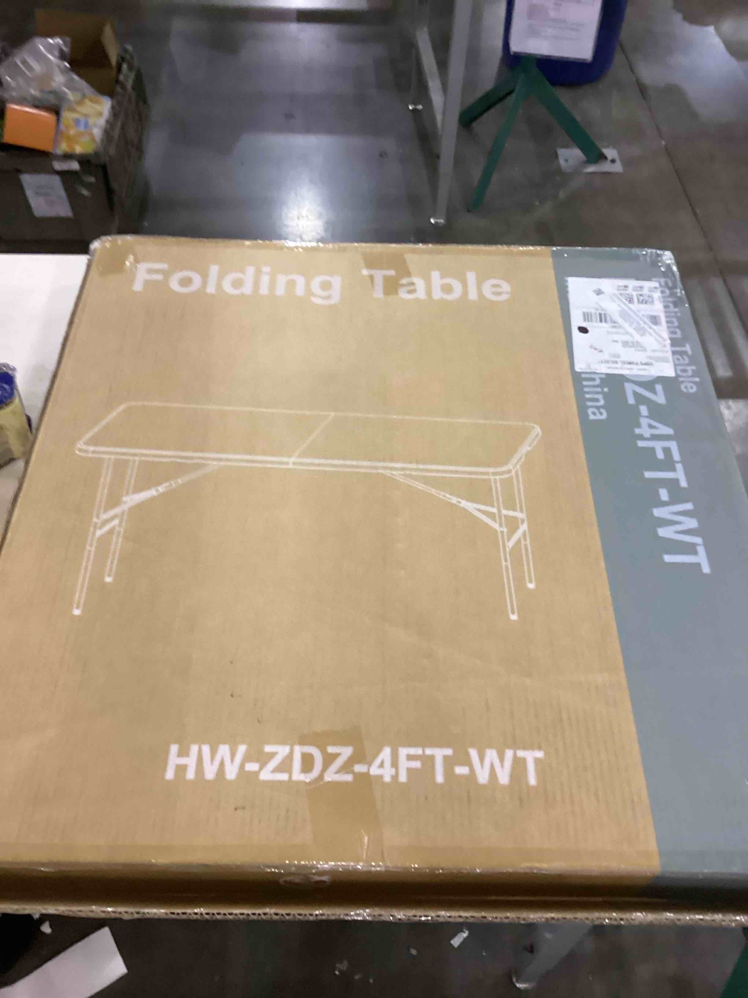 FOLDING TABLE