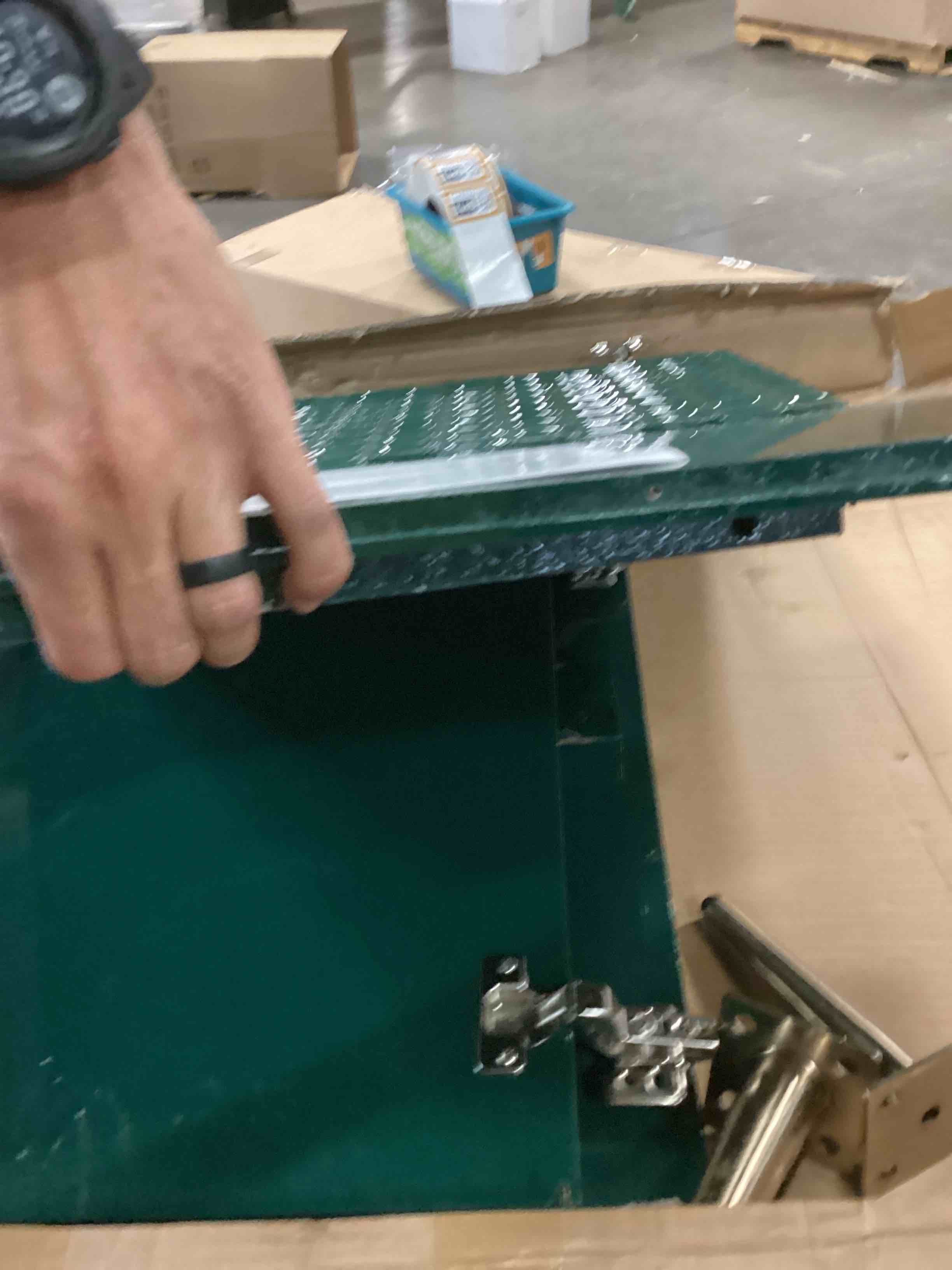 https://s3.amazonaws.com/lotting-images-prod/bidfta/BRN2539411_1753886378507.jpeg