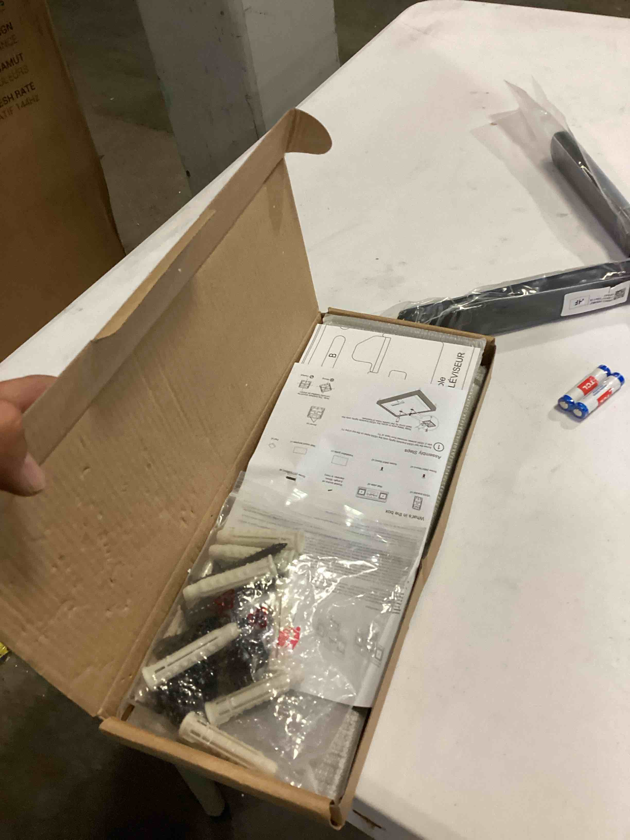 https://s3.amazonaws.com/lotting-images-prod/bidfta/BRN2540012_1754913980258.jpeg