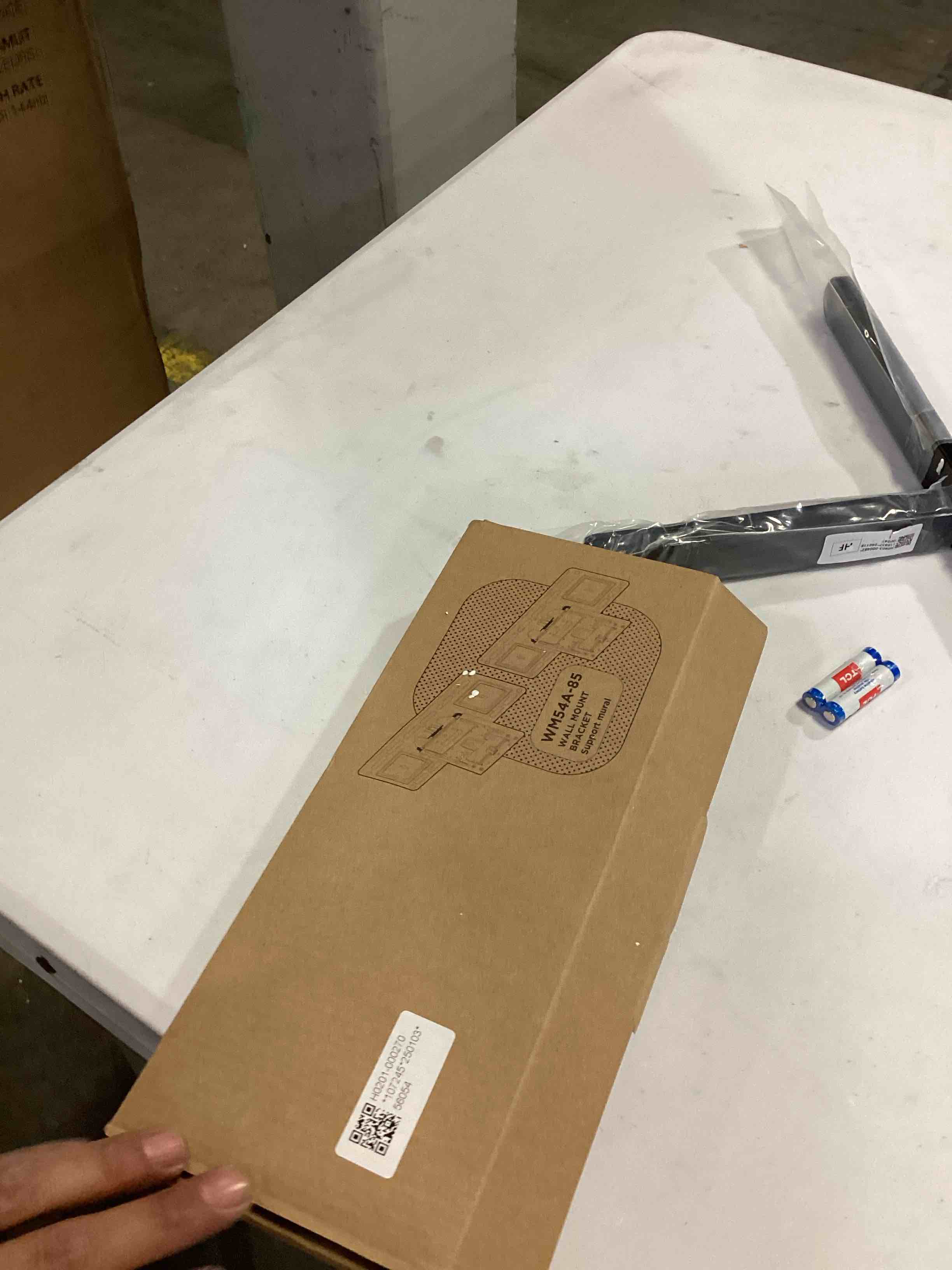 https://s3.amazonaws.com/lotting-images-prod/bidfta/BRN2540012_1754913981790.jpeg