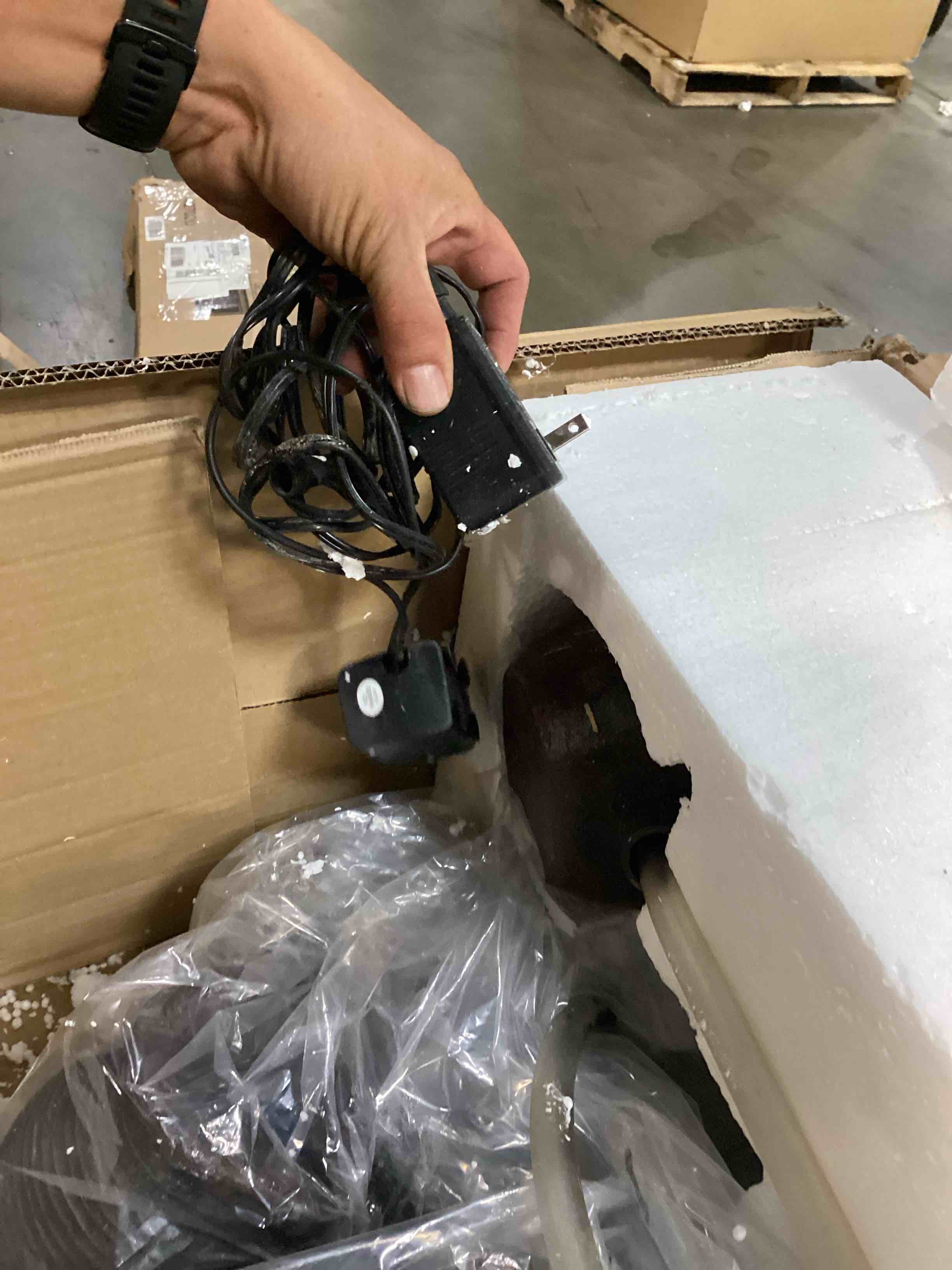 https://s3.amazonaws.com/lotting-images-prod/bidfta/BRN2540309_1755196172442.jpeg