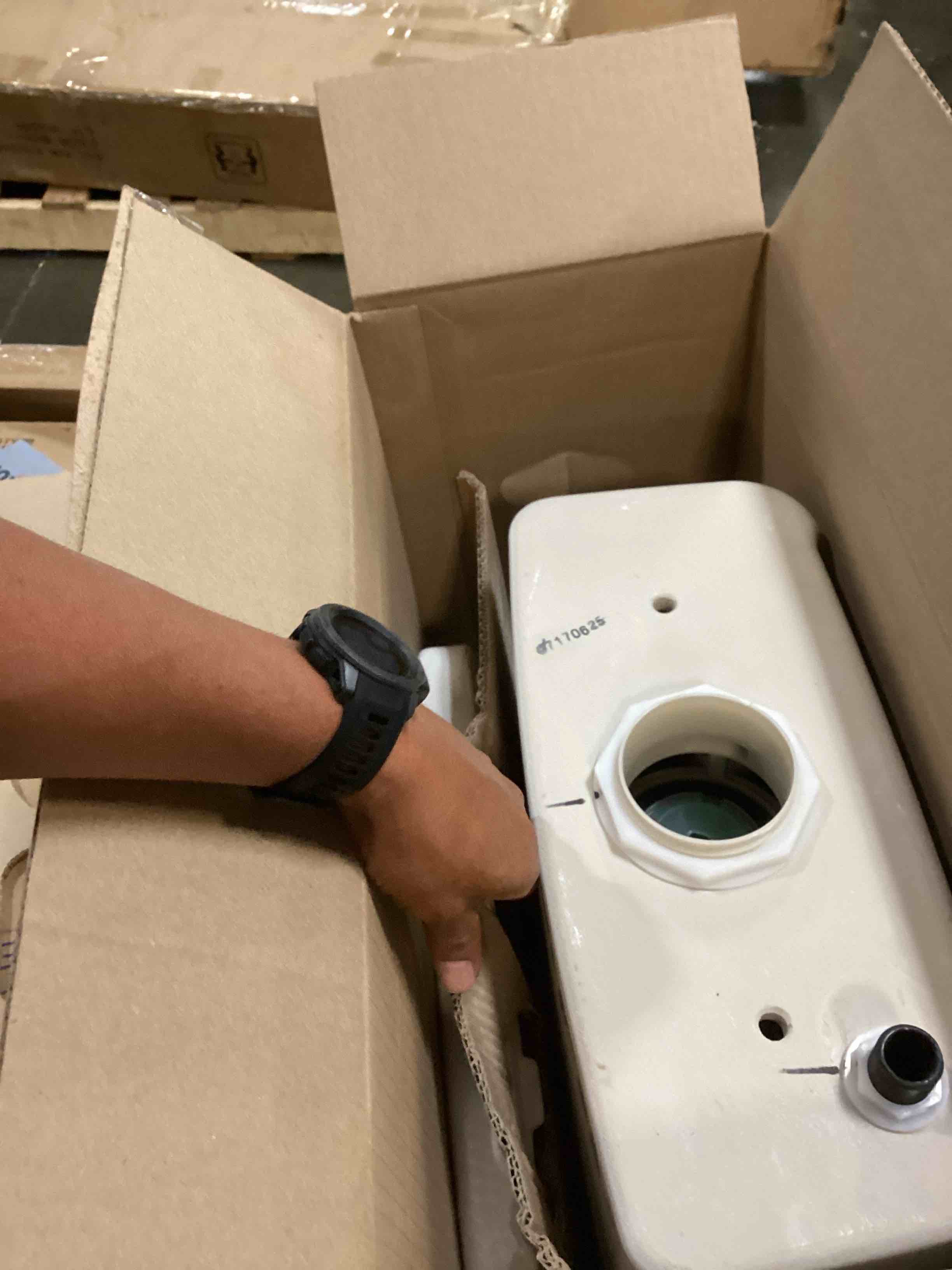 https://s3.amazonaws.com/lotting-images-prod/bidfta/BRN2540442_1756140362540.jpeg