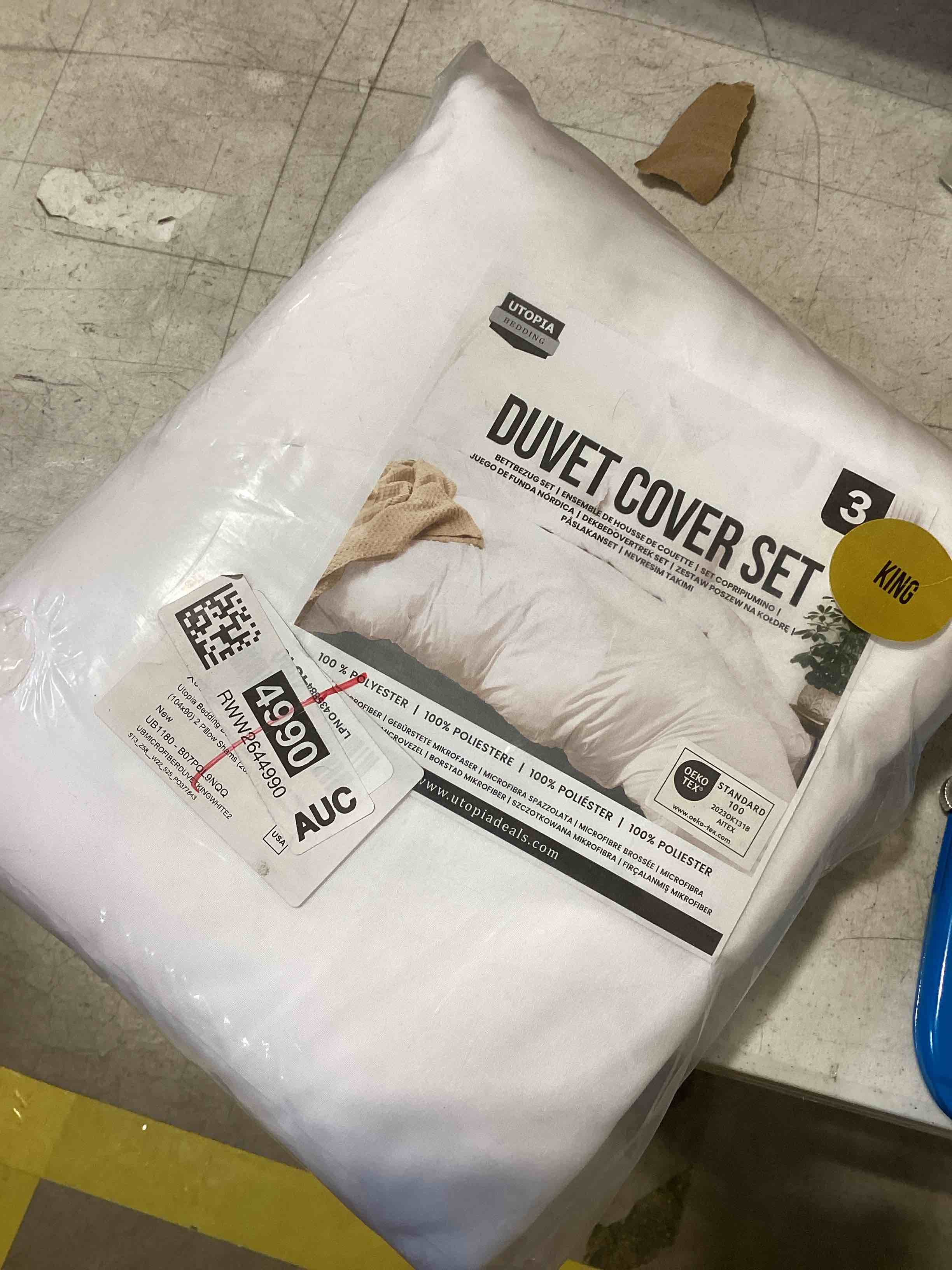 Condition photo showing As Is for similar product Amazon Basics Lightweight Microfiber 3 Piece Duvet Cover Set with Zipper Closure, King, Bright White, Solid King Bright White