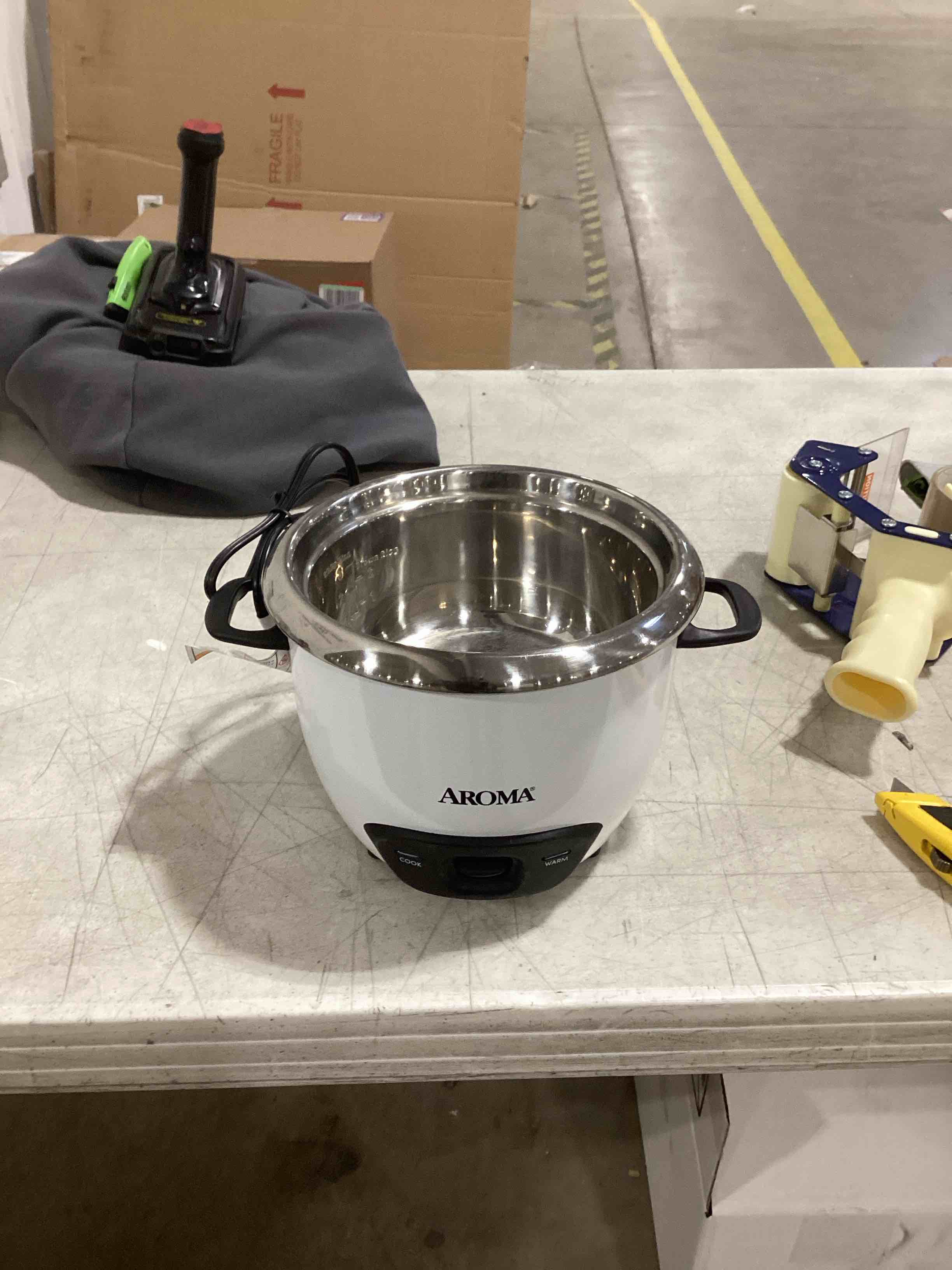 aroma® rice cooker, 8-cup (uncooked) / 16-cup (cooked), pot-style rice cooker and soup warmer with one-touch control, 4 qt, white, arc-368ng