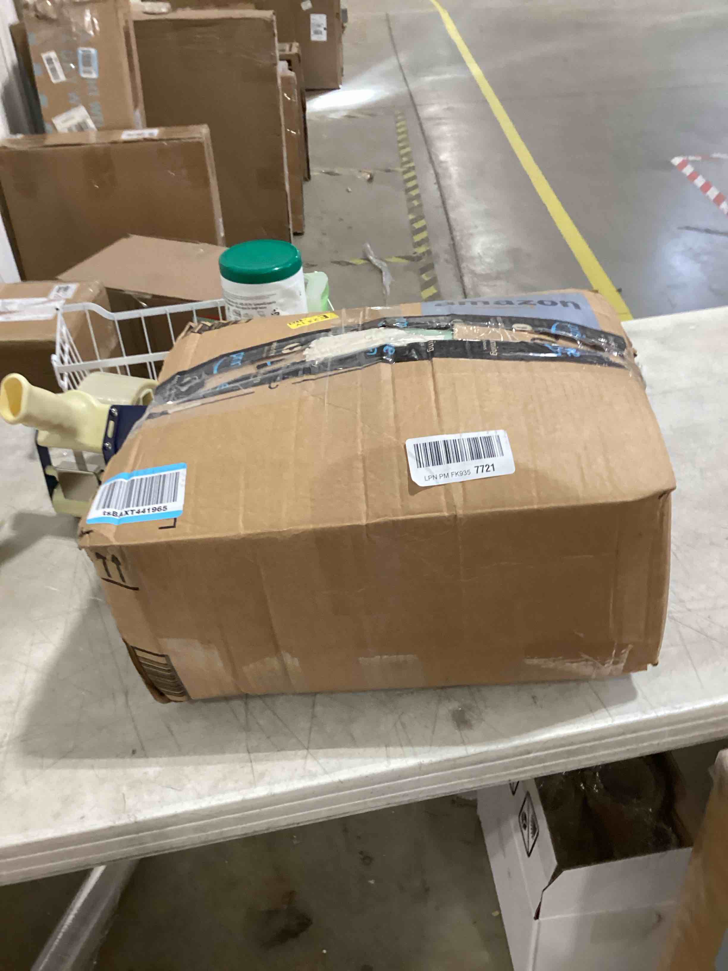 Amazon Basics Comforter Blanket Full/Queen, Reversible Lightweight Microfiber All Season Blanket, White