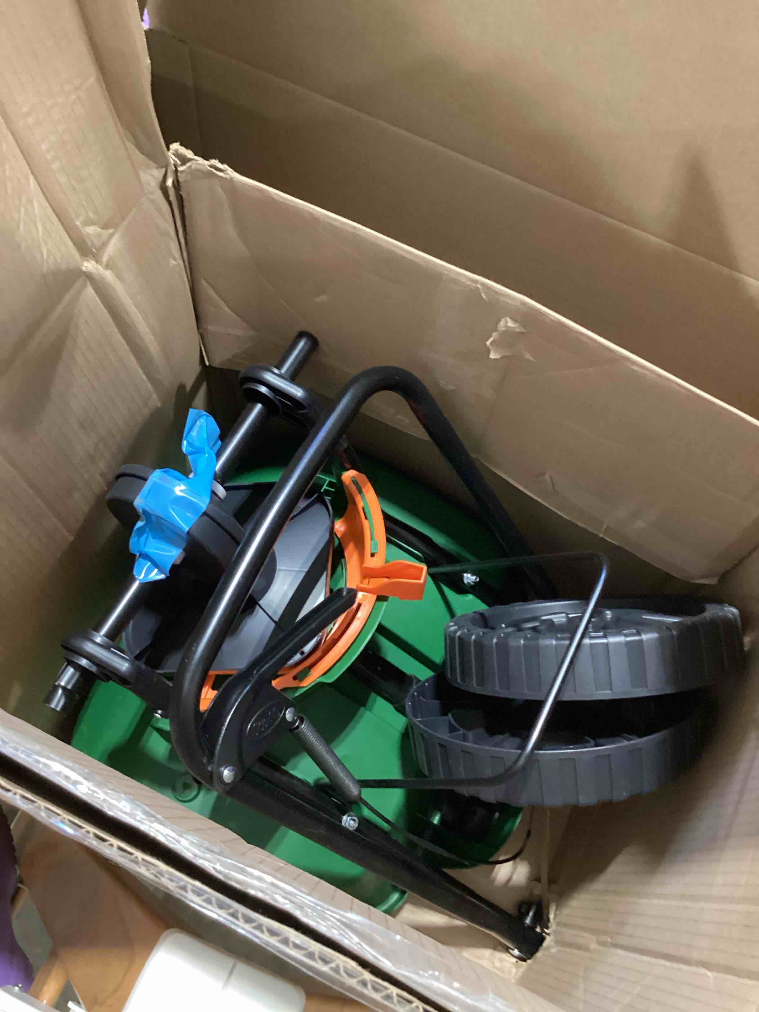 Condition photo showing Good Condition for scotts turf builder edgeguard mini broadcast spreader - spreads grass seed, fertilizer and salt - holds up to 5,000 sq. ft. of scotts grass seed or fertilizer products