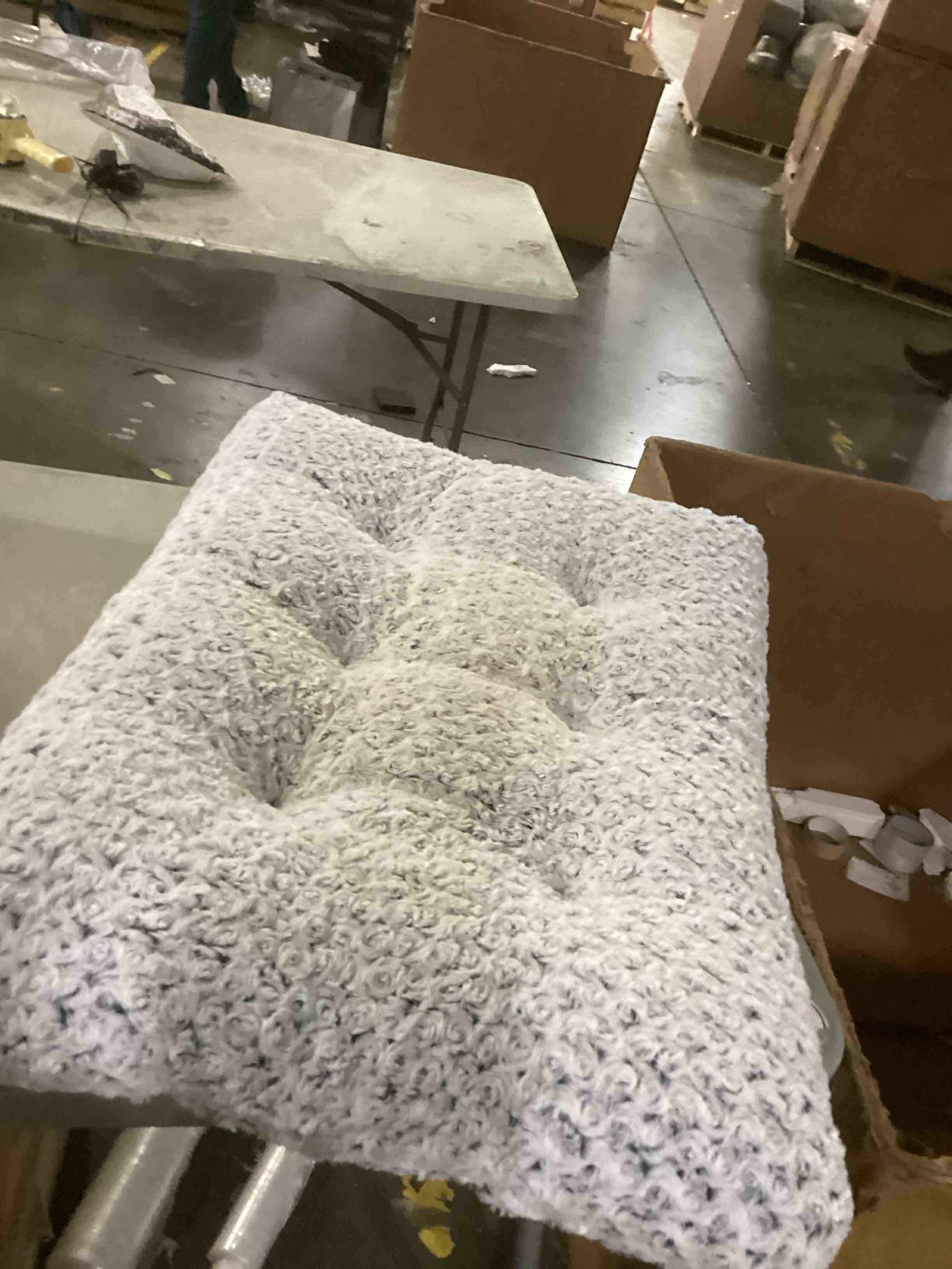 https://s3.amazonaws.com/lotting-images-prod/bidfta/BRN2729448_1746456959496.jpeg