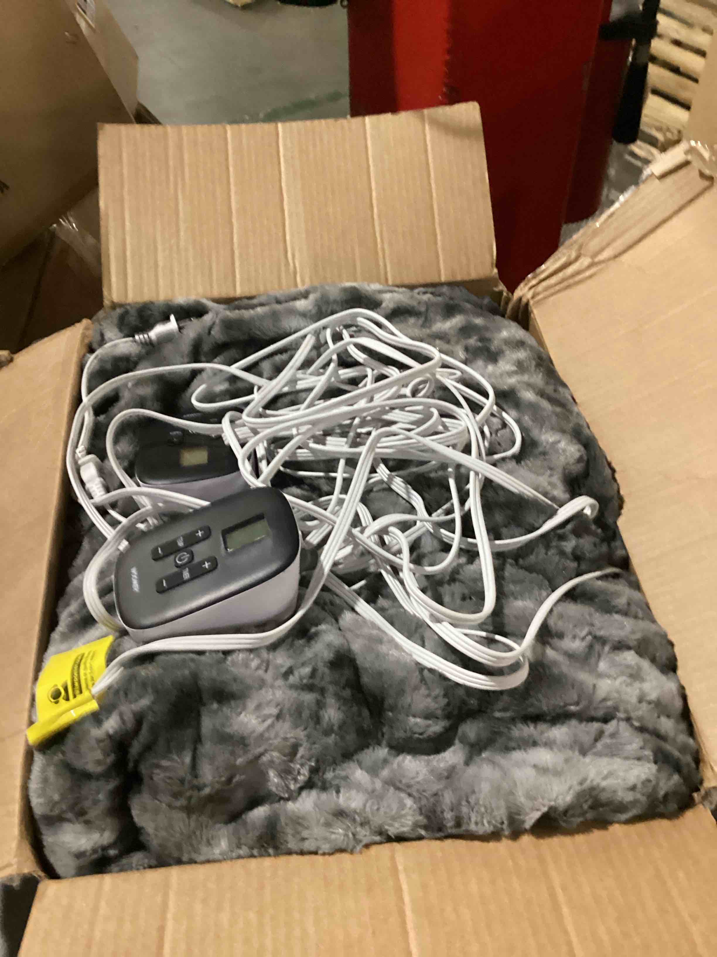 https://s3.amazonaws.com/lotting-images-prod/bidfta/BRN2733572_1747929446150.jpeg