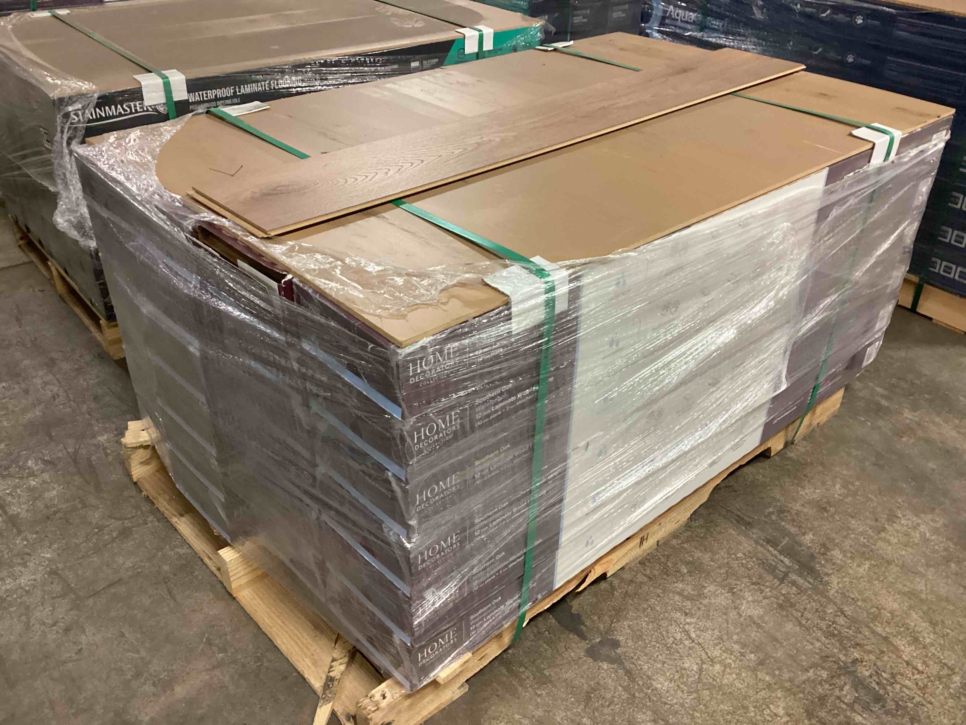 505.35 Sq.Ft. Of 12mm (10mm Plank + 2mm Attached Pad) Laminate Flooring, Your Bid Per Sq.Ft