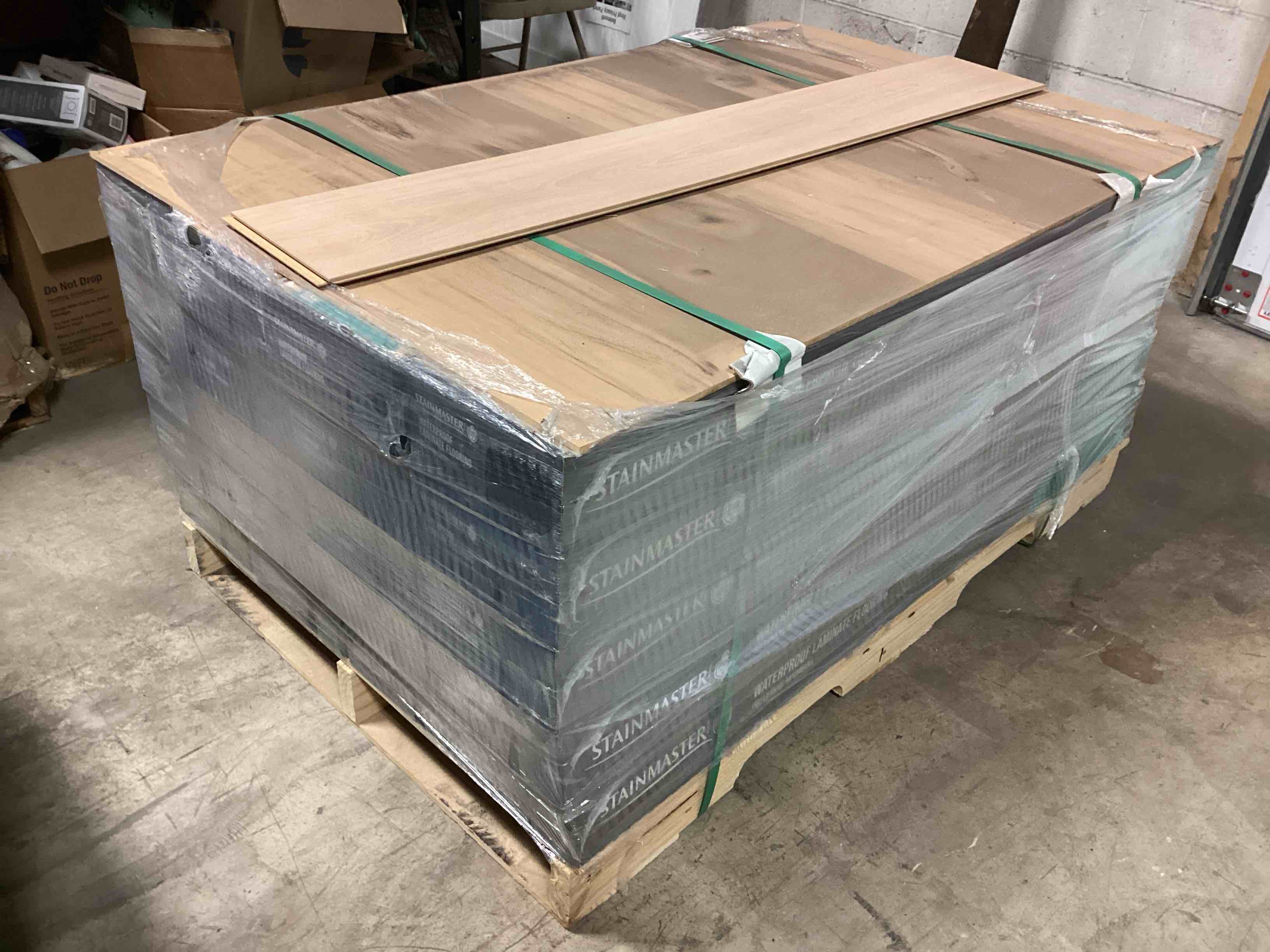 473.76 Sq.Ft. Of 10mm StainMaster Laminate Flooring, Your Bid Per Sq.Ft