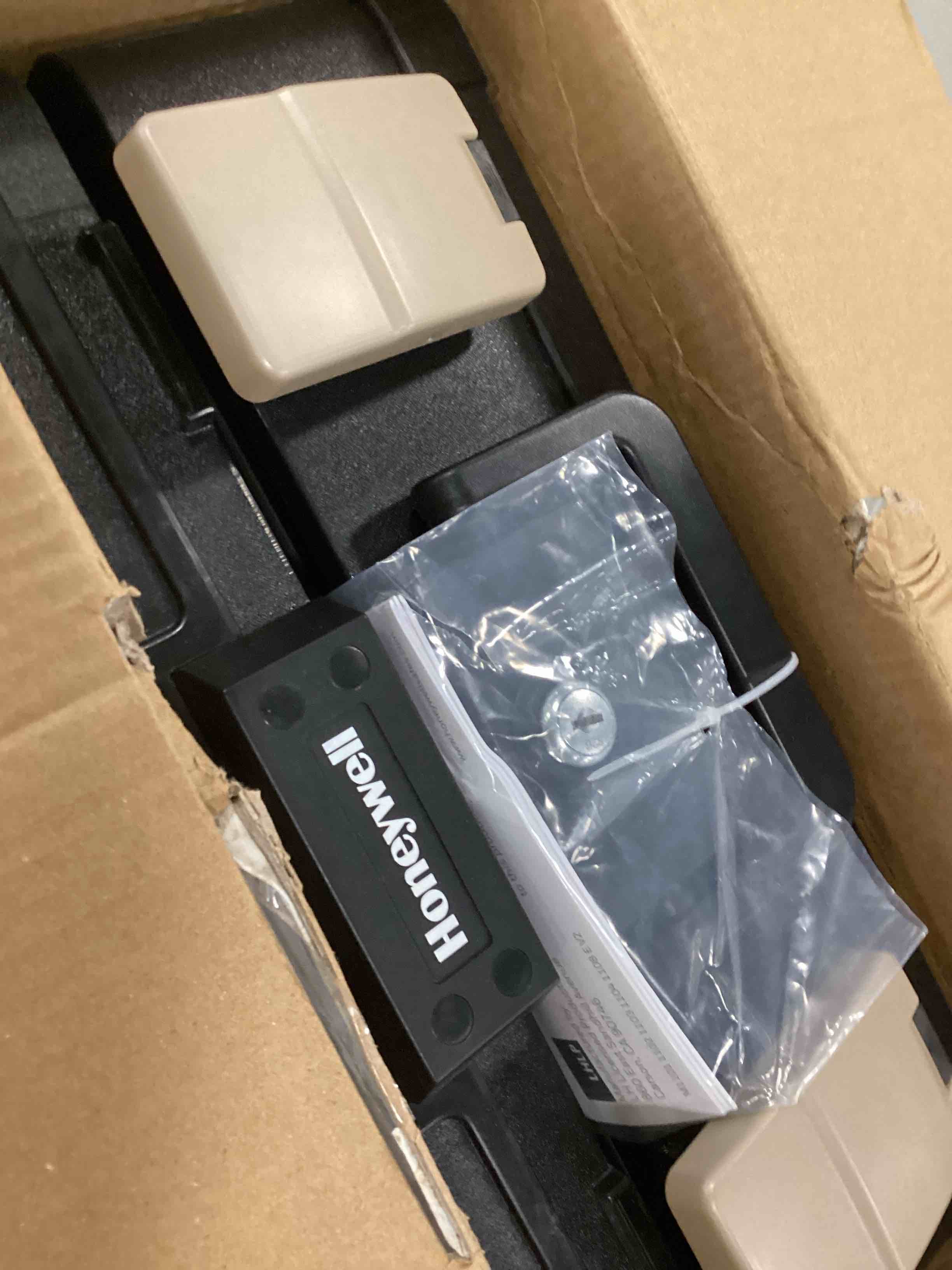 https://s3.amazonaws.com/lotting-images-prod/bidfta/BRN3441726_1751286736345.jpeg