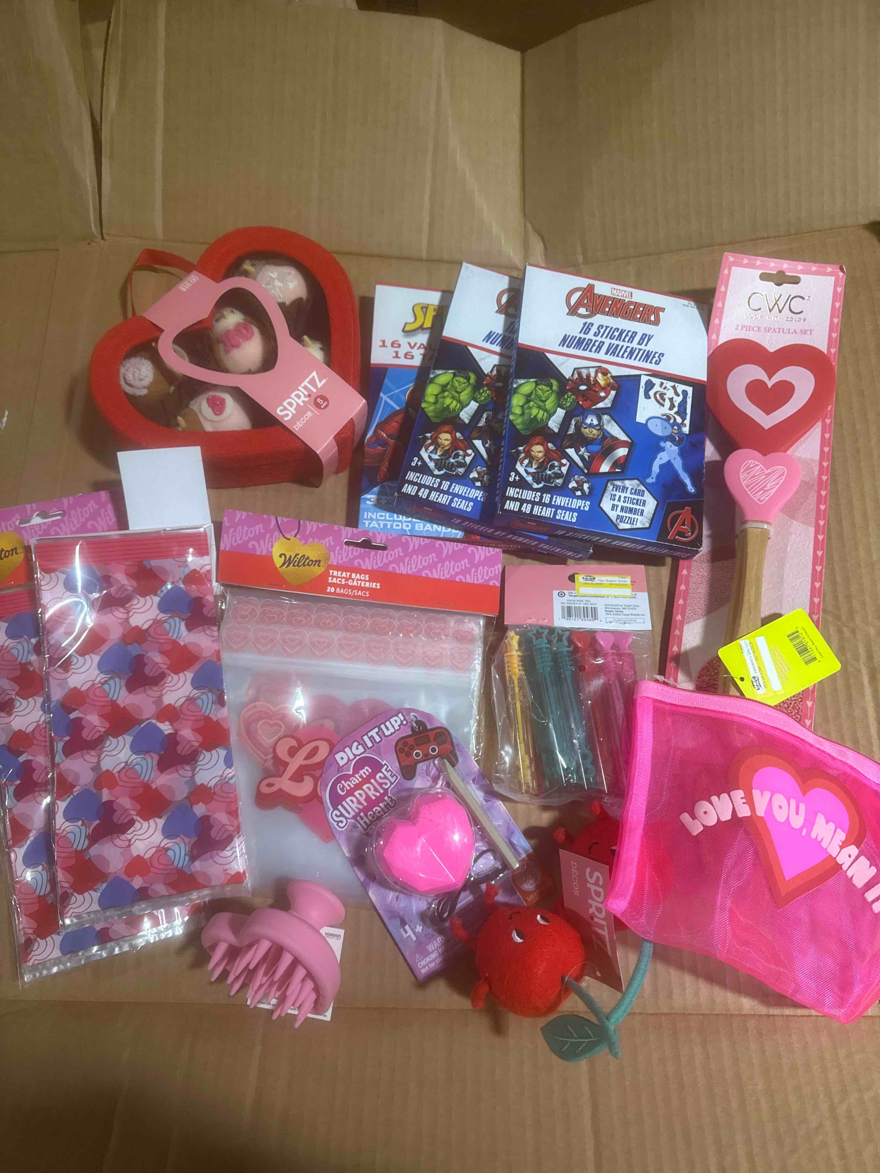 assorted Valentine’s Day decor and accessories (20 pieces)