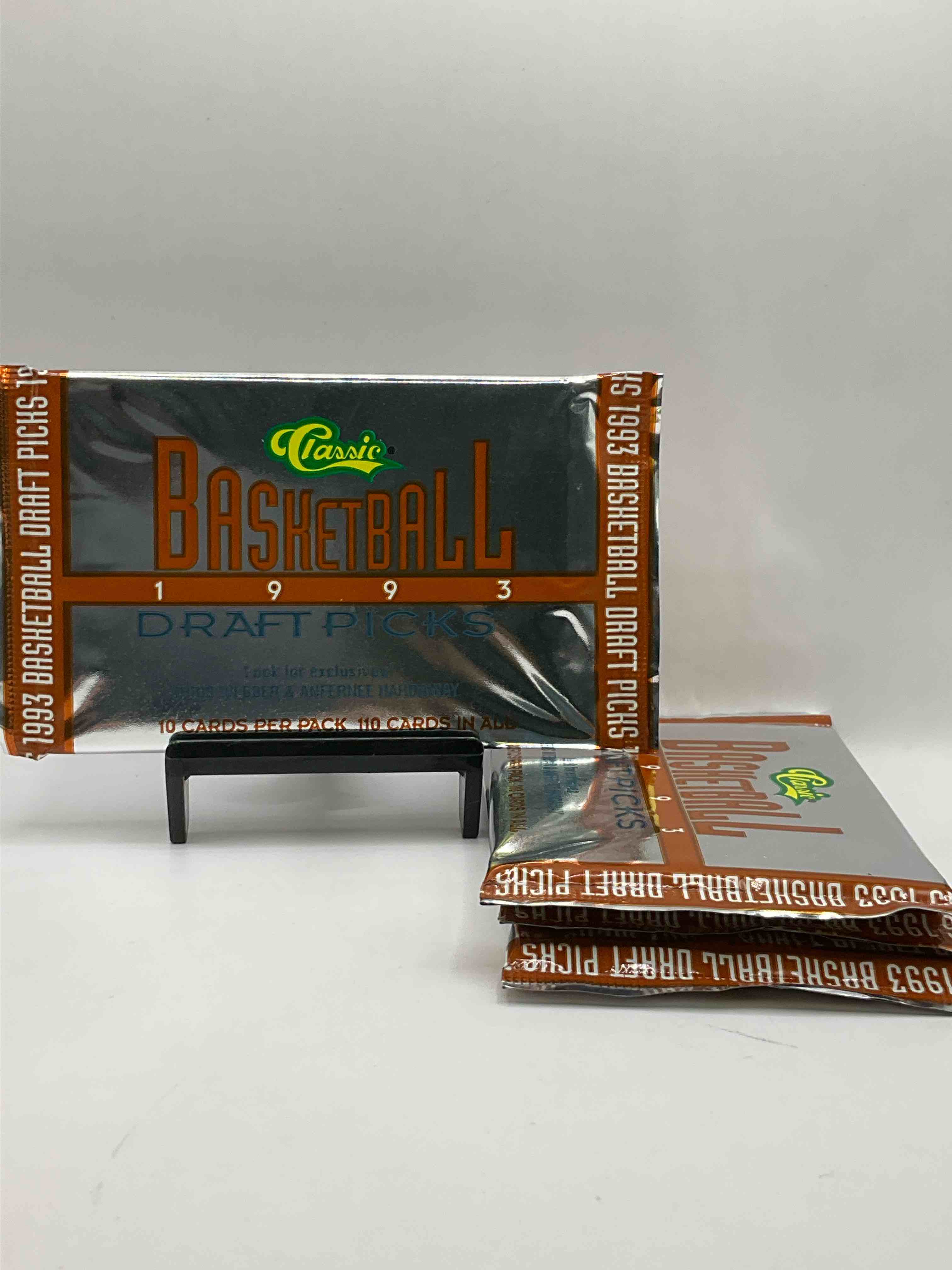 1993 Classic Draft Picks Unopened Basketball Packs! Search For Chris Webber & Anfernee Hardaway Rookies, Along With Other Big Names From The Year! Look For Exclusive Illustrated Cards & Numbered Cards Too!